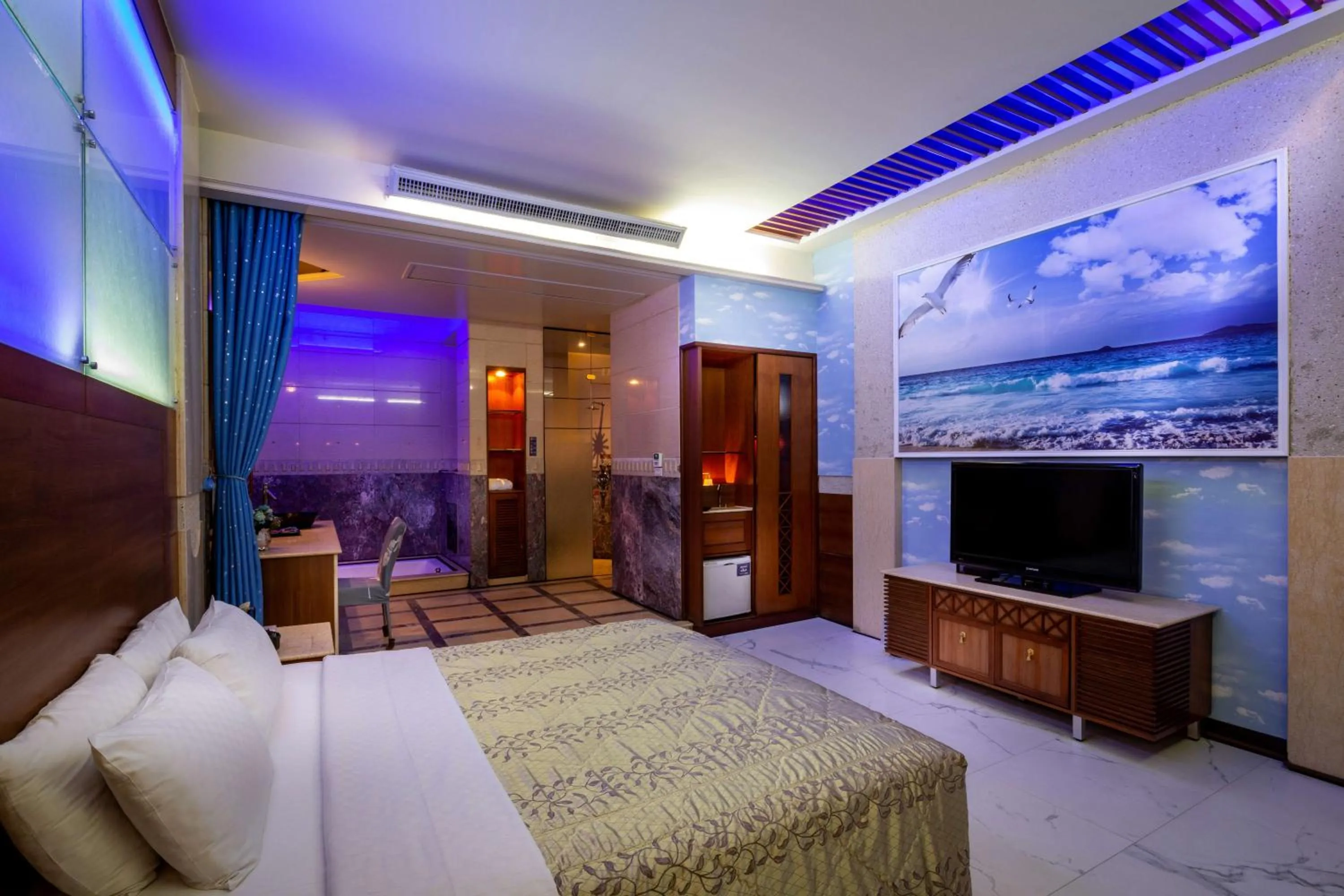 Photo of the whole room, Bed in 國妃鷹堡時尚健康館King & Princess Motel