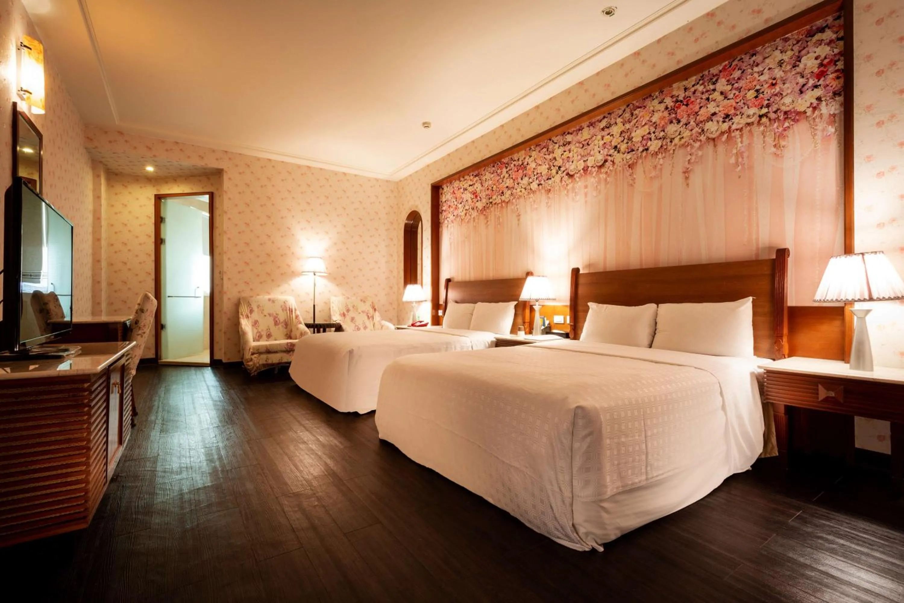 Photo of the whole room, Bed in 國妃鷹堡時尚健康館King & Princess Motel