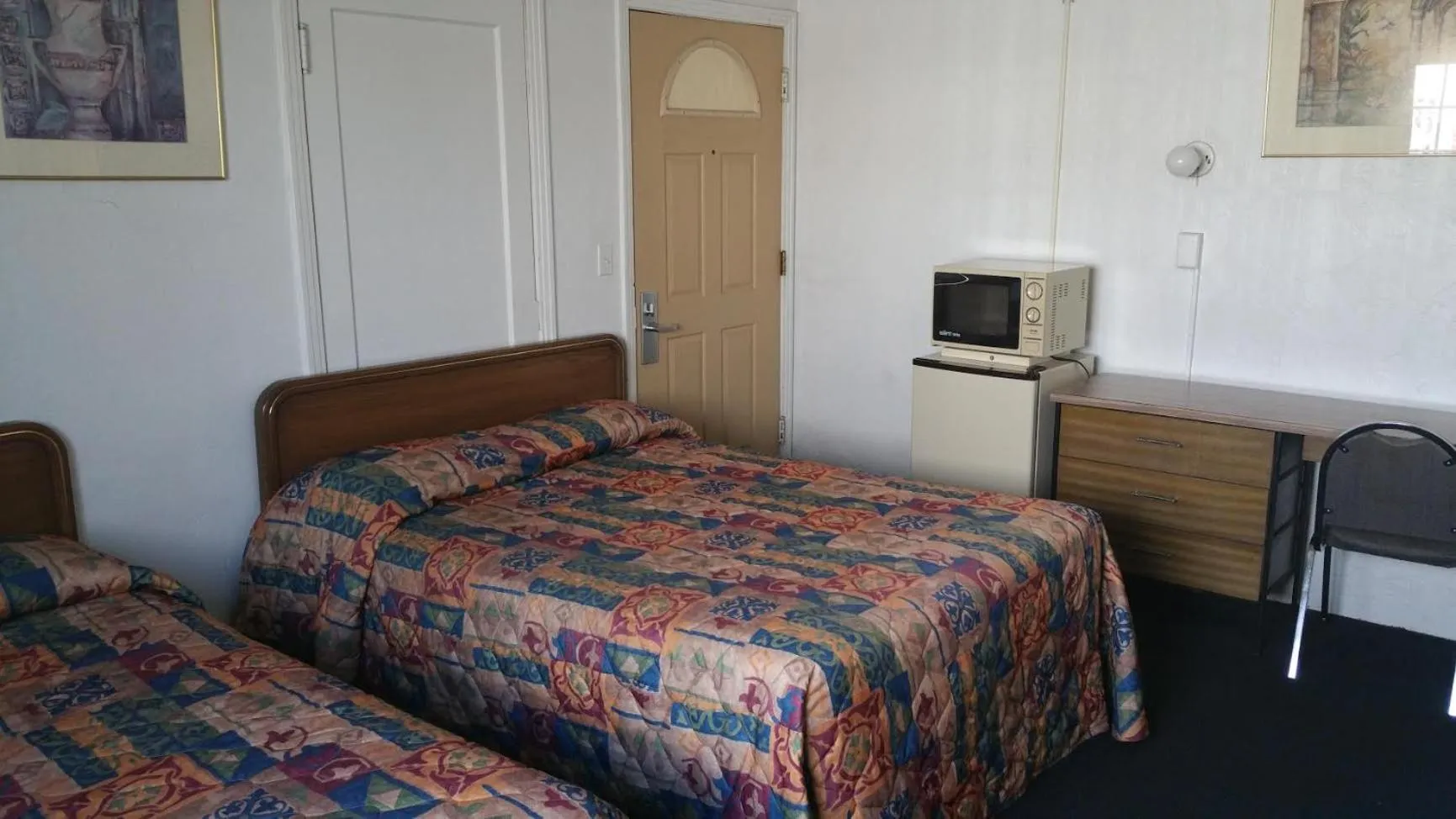 Photo of the whole room, Bed in San Joaquin Motel