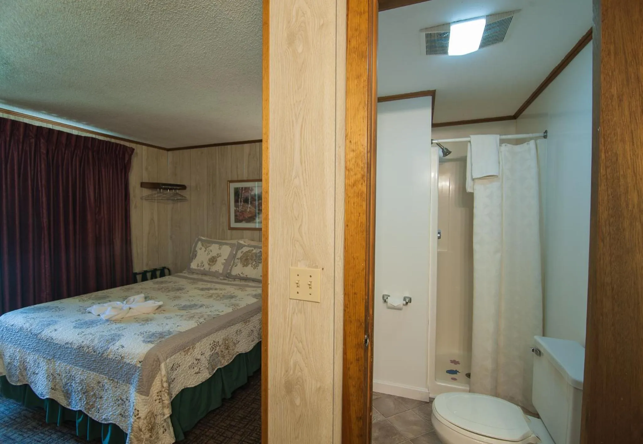 Bed in Profile Motel & Cottages