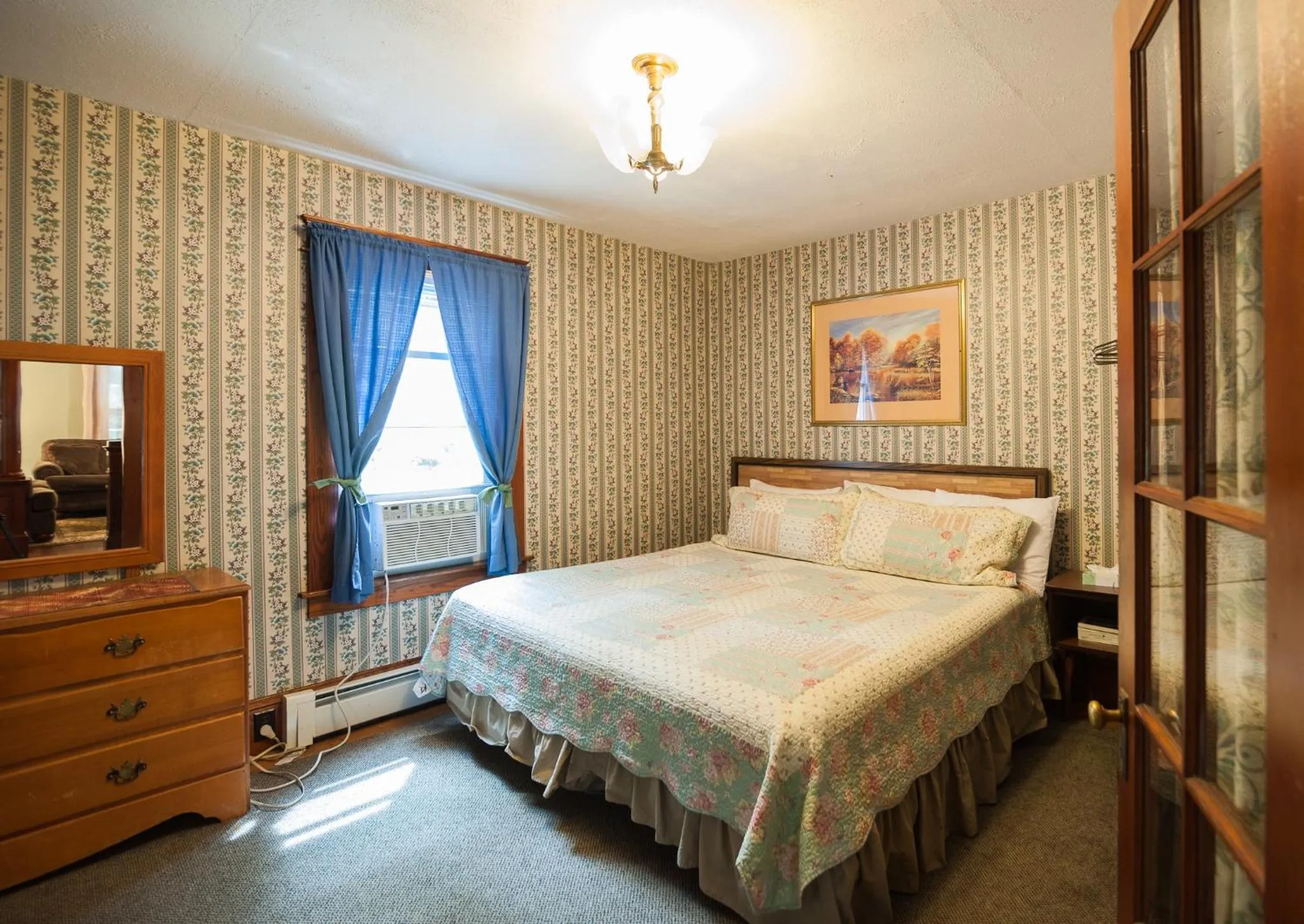 Bed in Profile Motel & Cottages