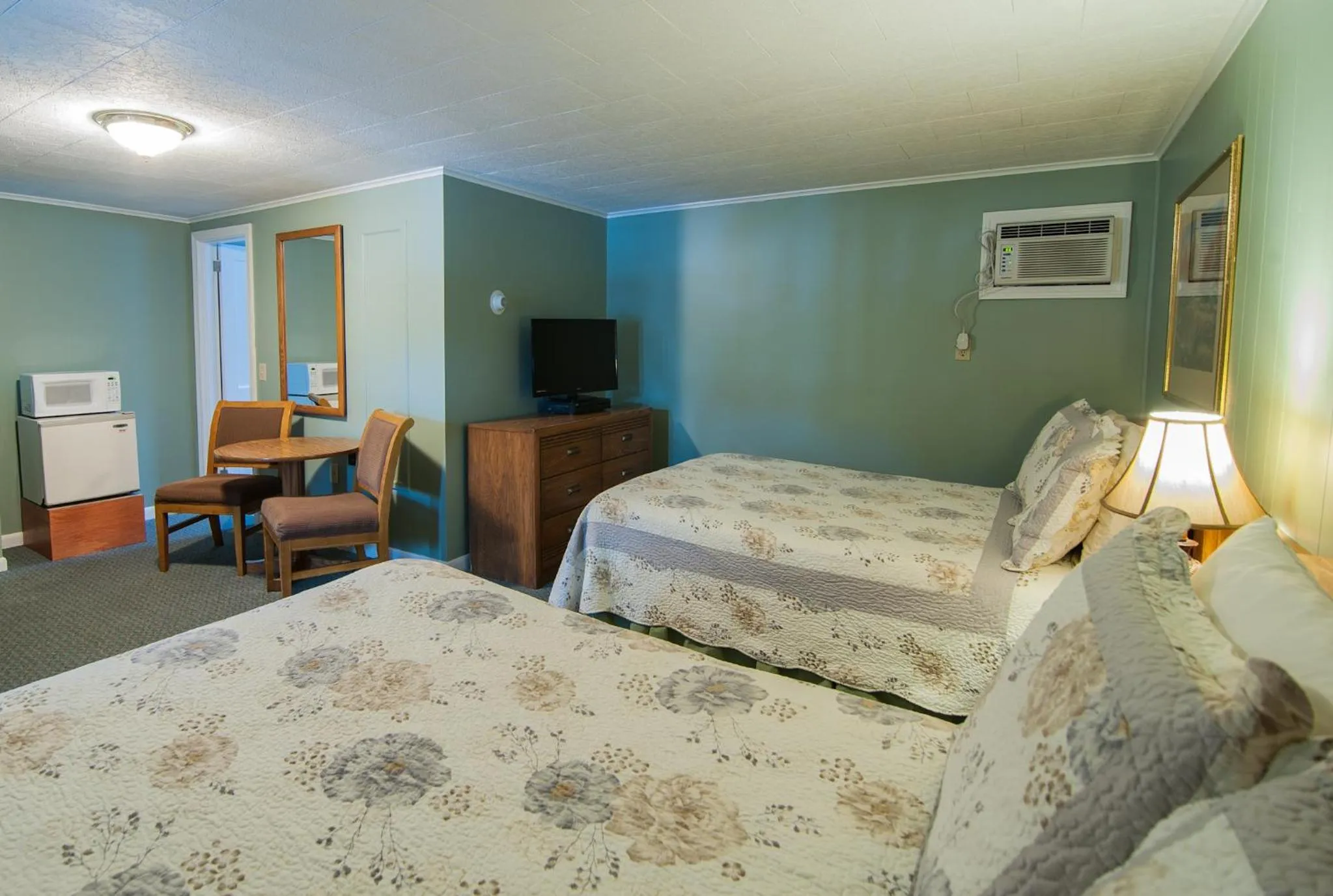 Bed in Profile Motel & Cottages