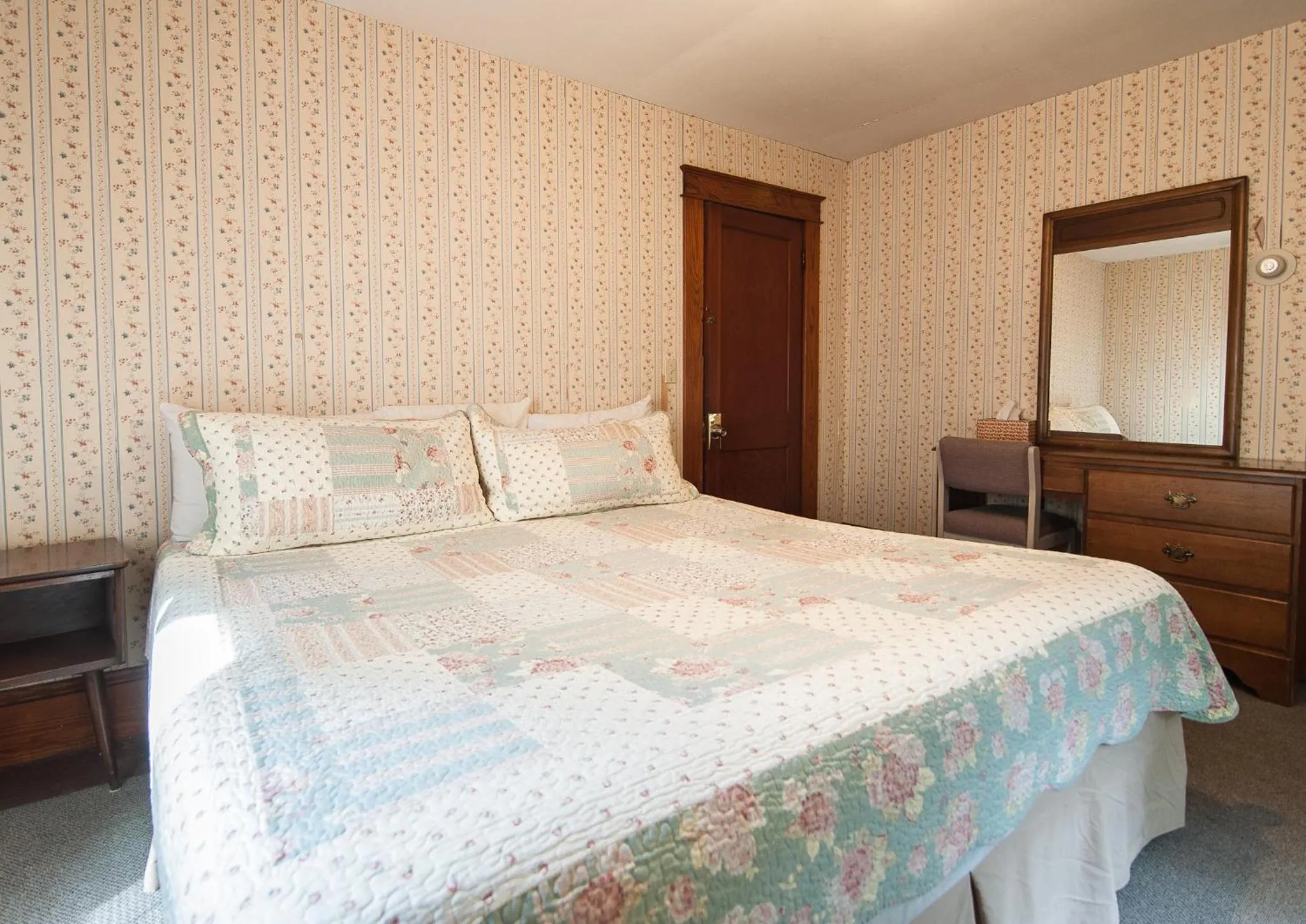 Bed in Profile Motel & Cottages