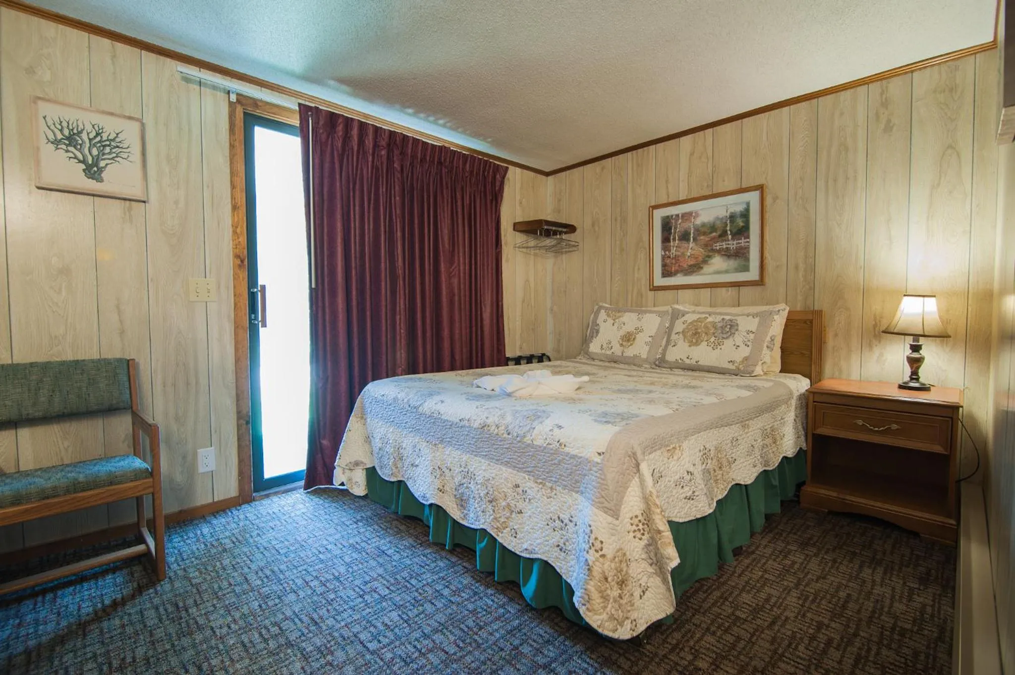 Photo of the whole room, Bed in Profile Motel & Cottages