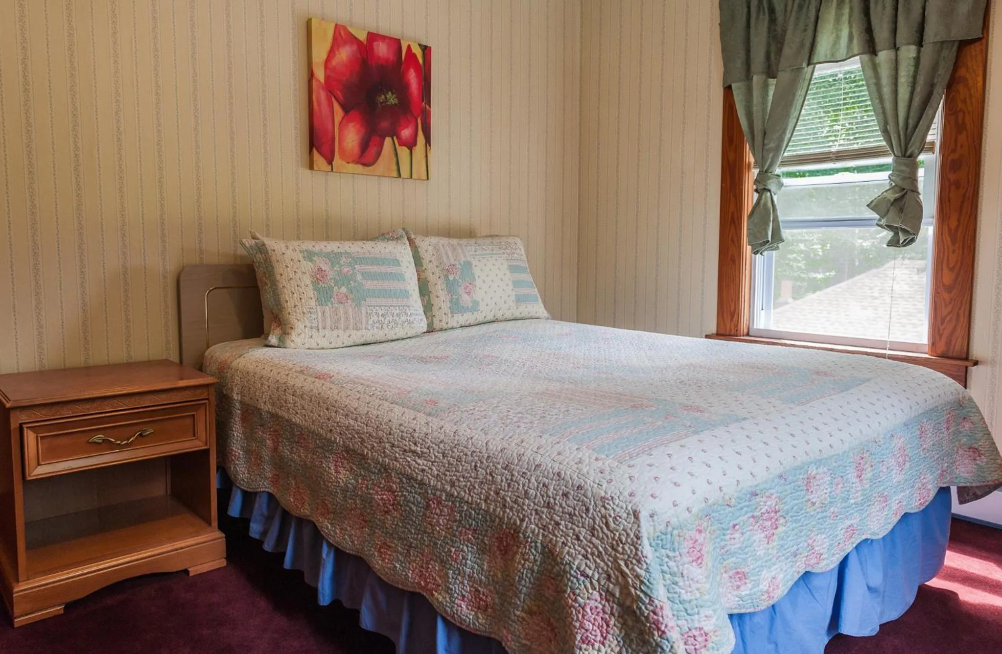 Bed in Profile Motel & Cottages