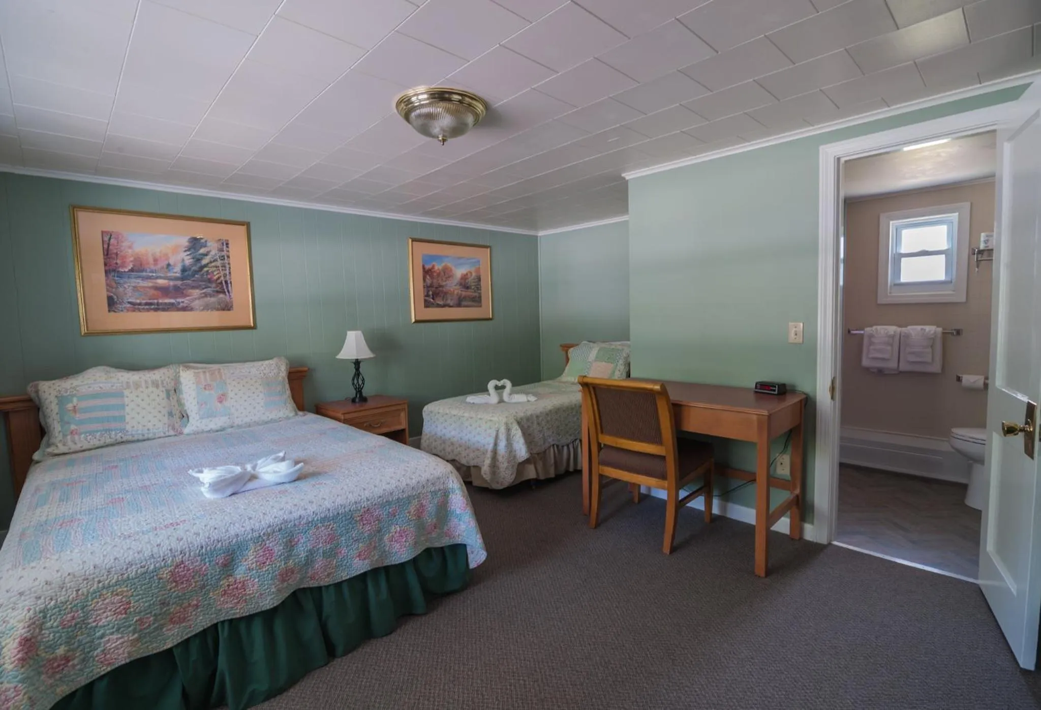 Bed in Profile Motel & Cottages