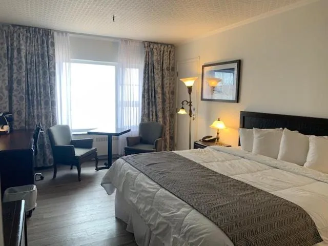 Bed in Hôtel le Manoir Baie-Comeau