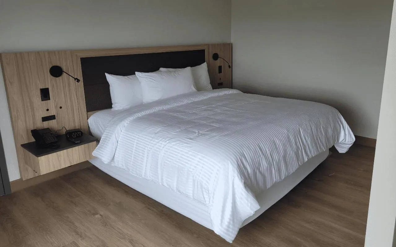 Bed in Hôtel le Manoir Baie-Comeau