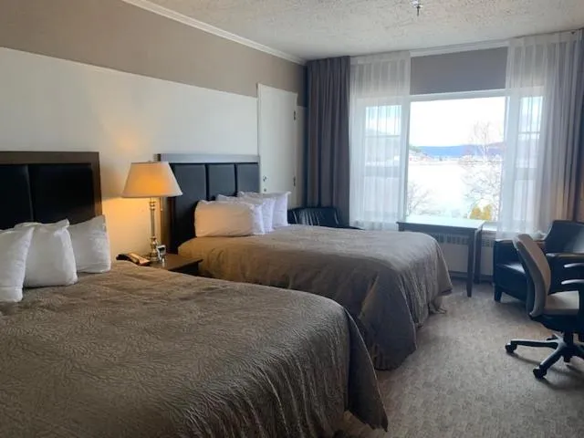 Bed in Hôtel le Manoir Baie-Comeau