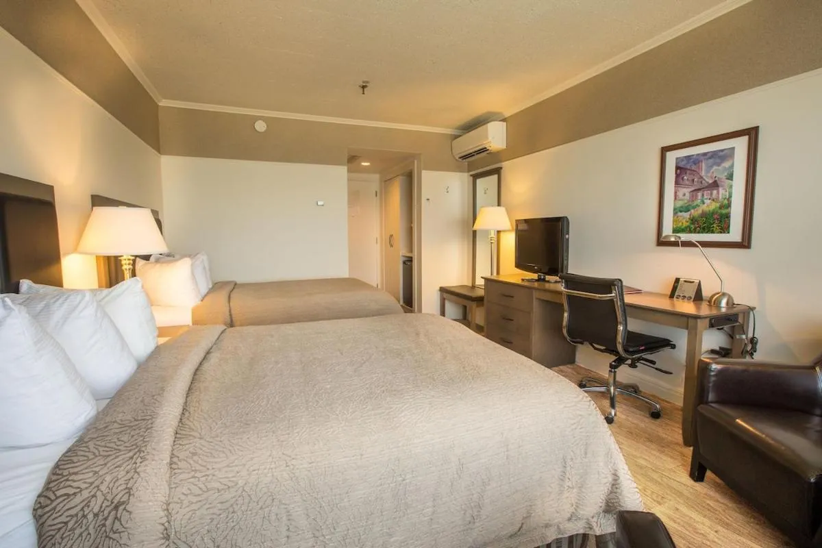 Bed in Hôtel le Manoir Baie-Comeau