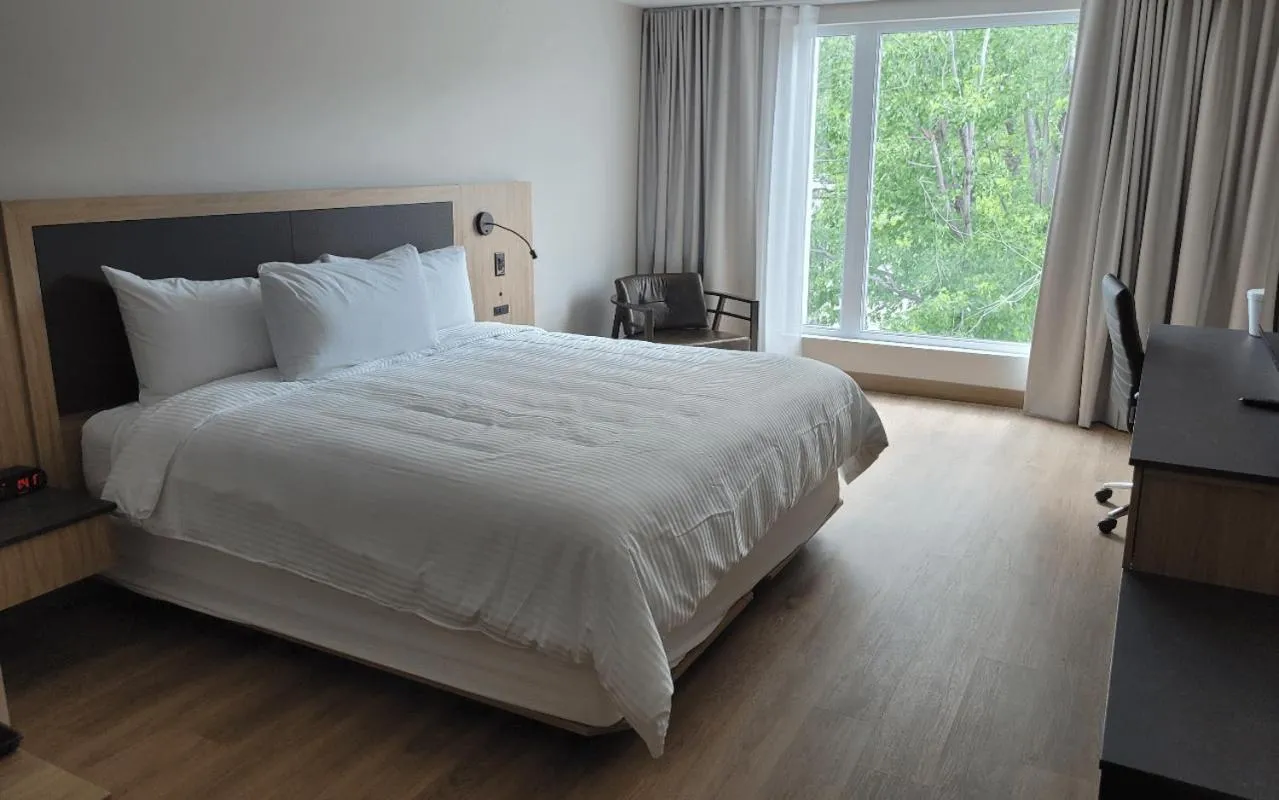 Bed in Hôtel le Manoir Baie-Comeau