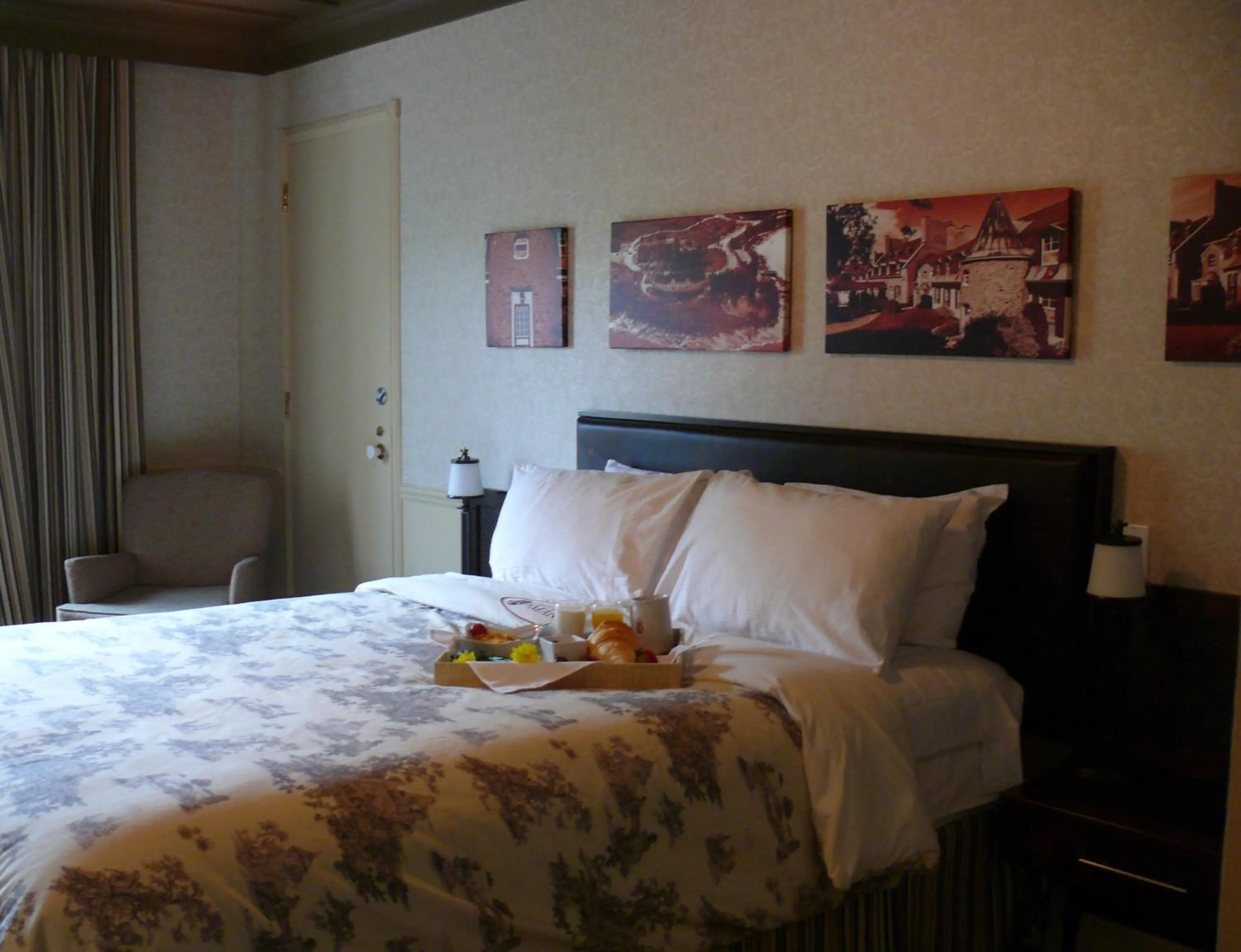 Bed in Hôtel le Manoir Baie-Comeau