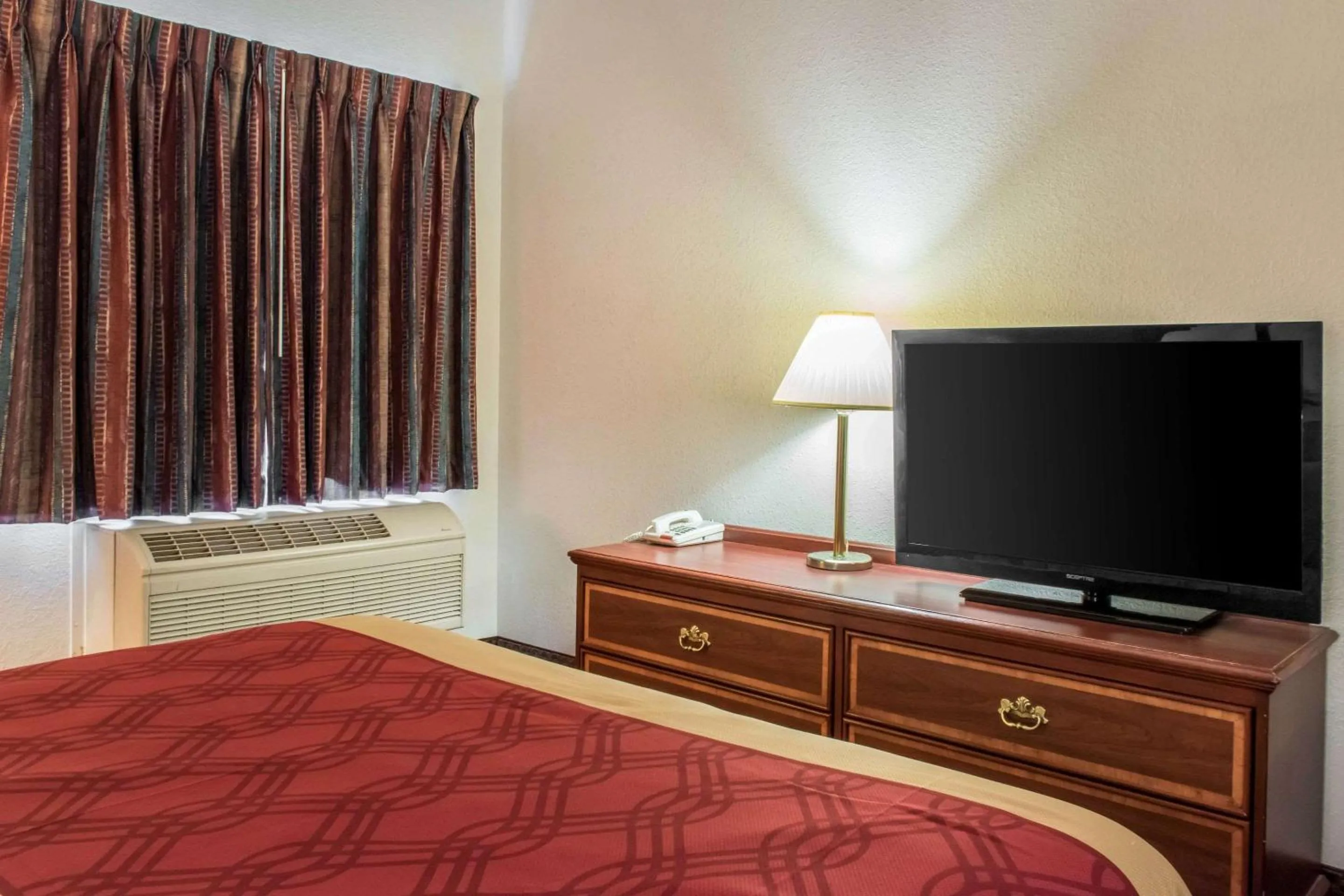 Photo of the whole room, Bed in Econo Lodge Carlisle Central