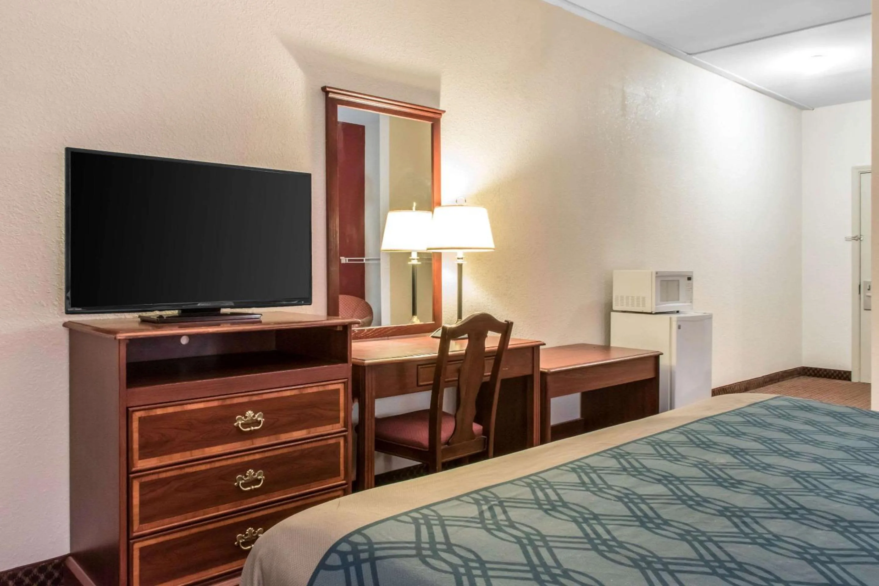 Photo of the whole room, Bed in Econo Lodge Carlisle Central