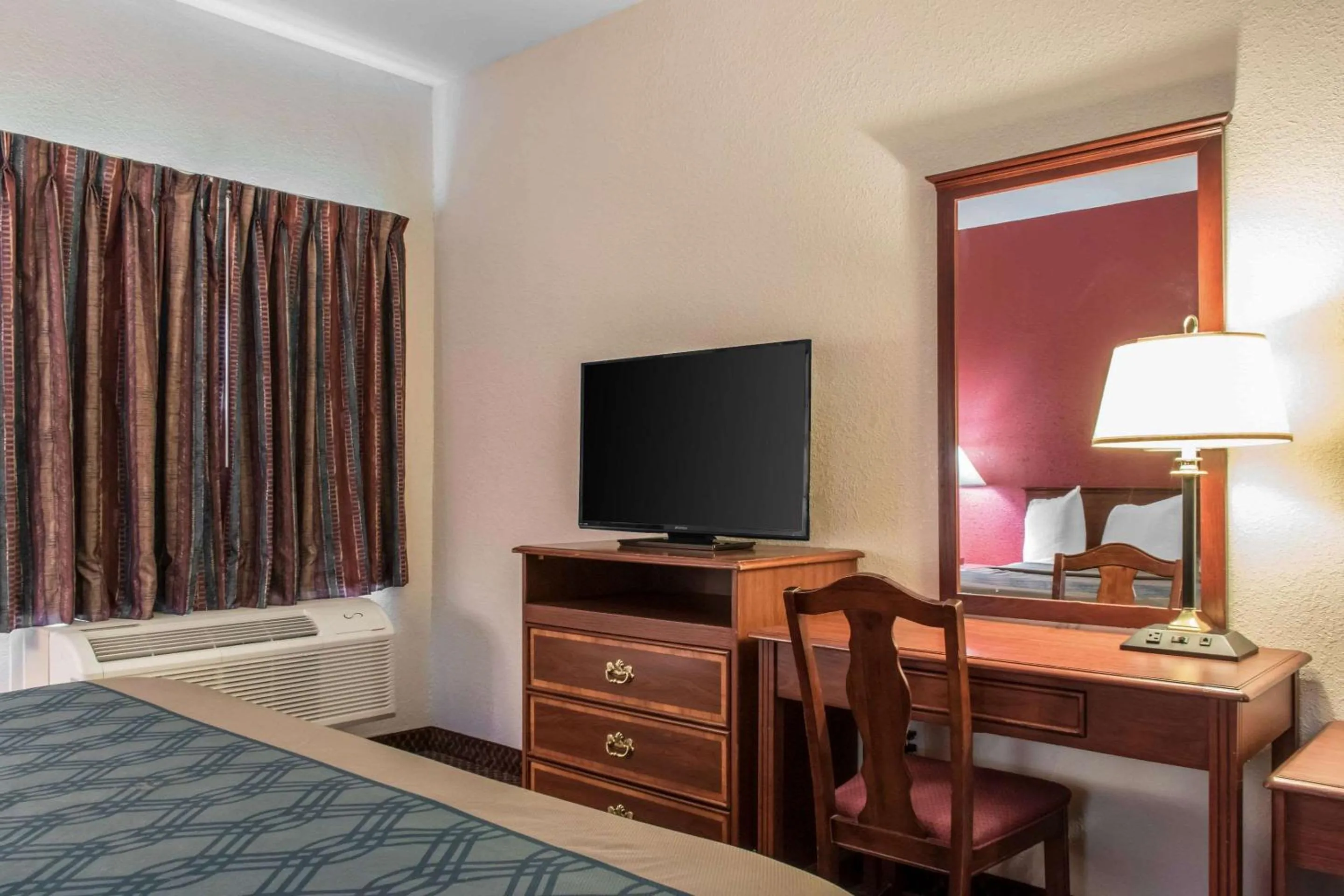 Photo of the whole room, Bed in Econo Lodge Carlisle Central