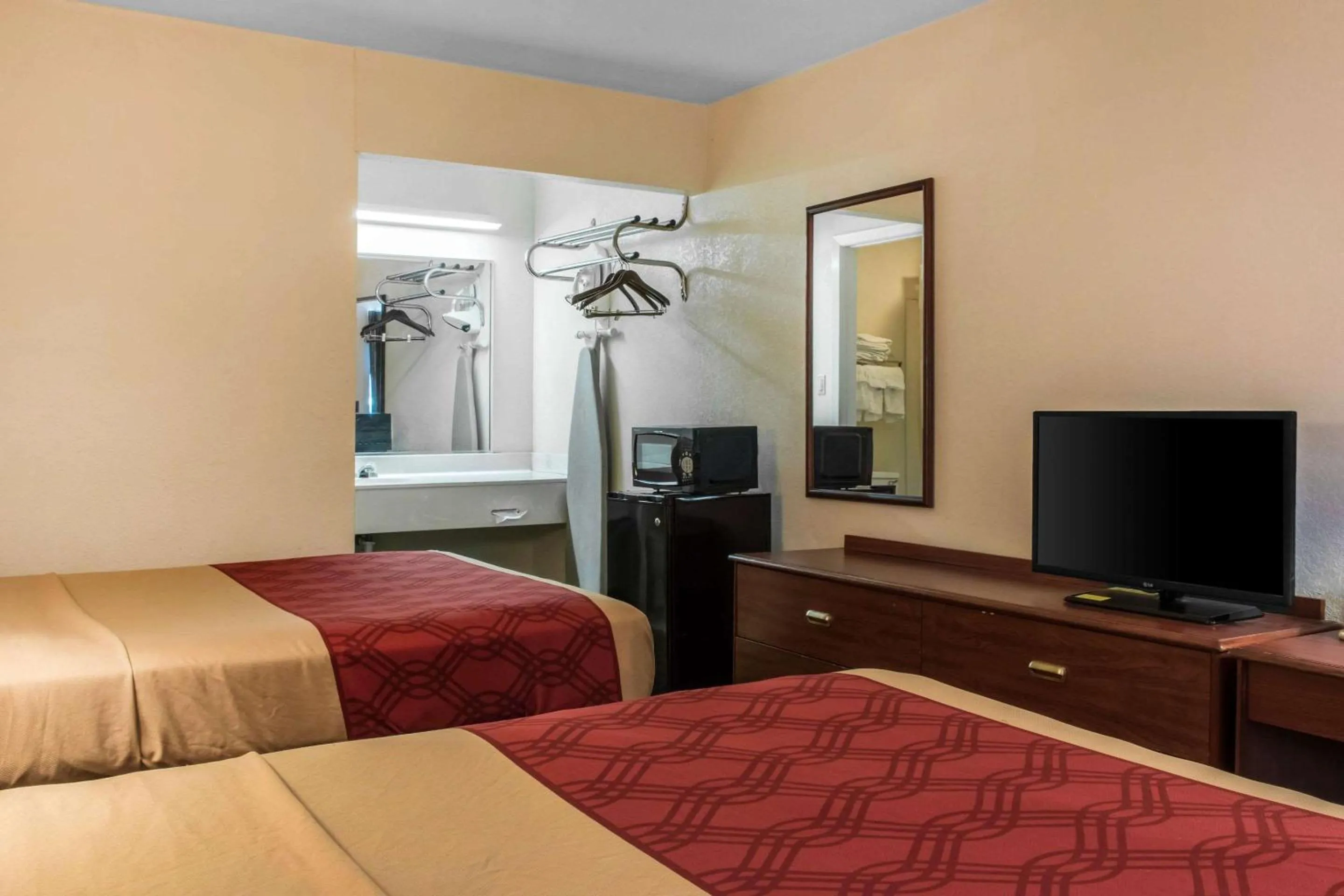 Photo of the whole room, Bed in Econo Lodge Carlisle Central