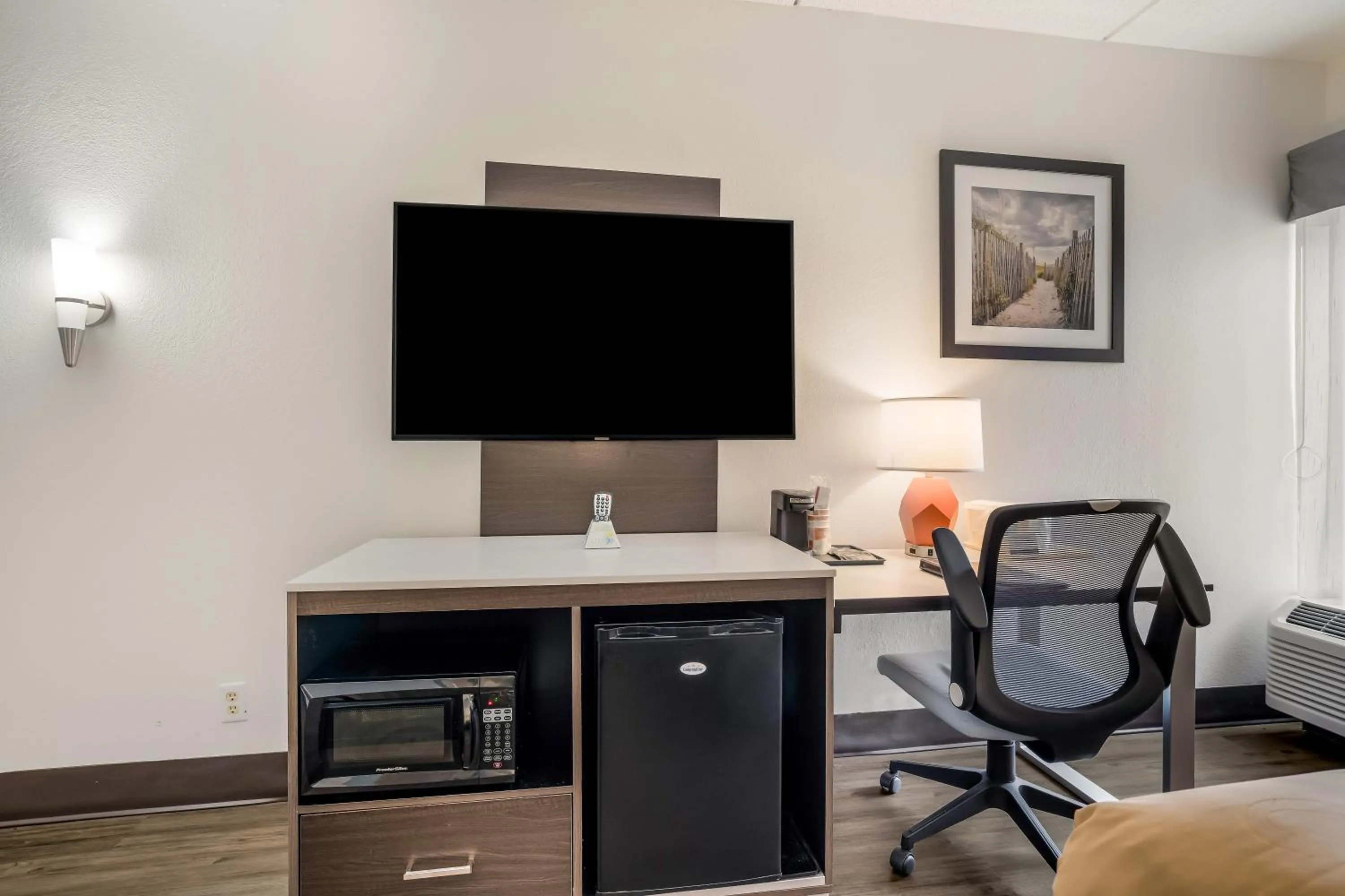 TV and multimedia in Quality Inn Jacksonville near Camp Lejeune