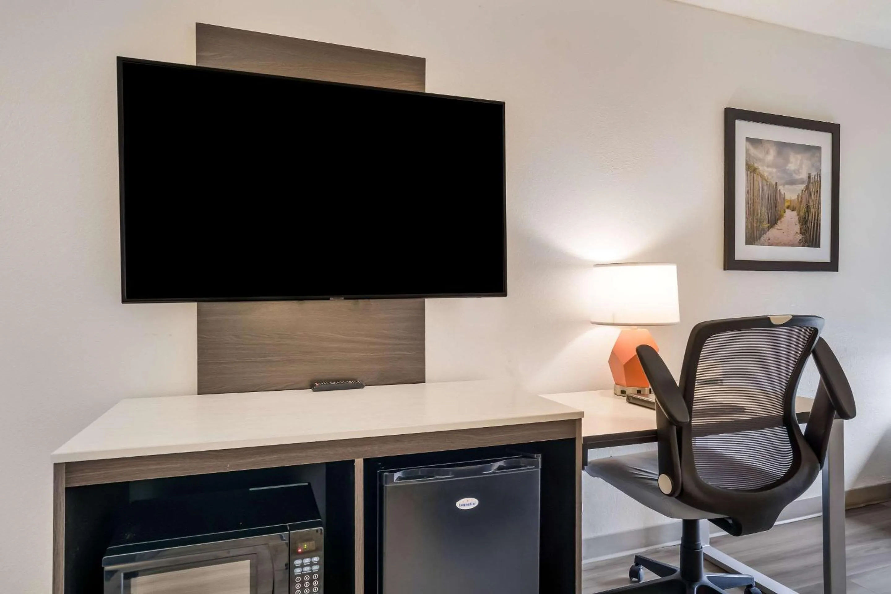 Bedroom in Quality Inn Jacksonville near Camp Lejeune