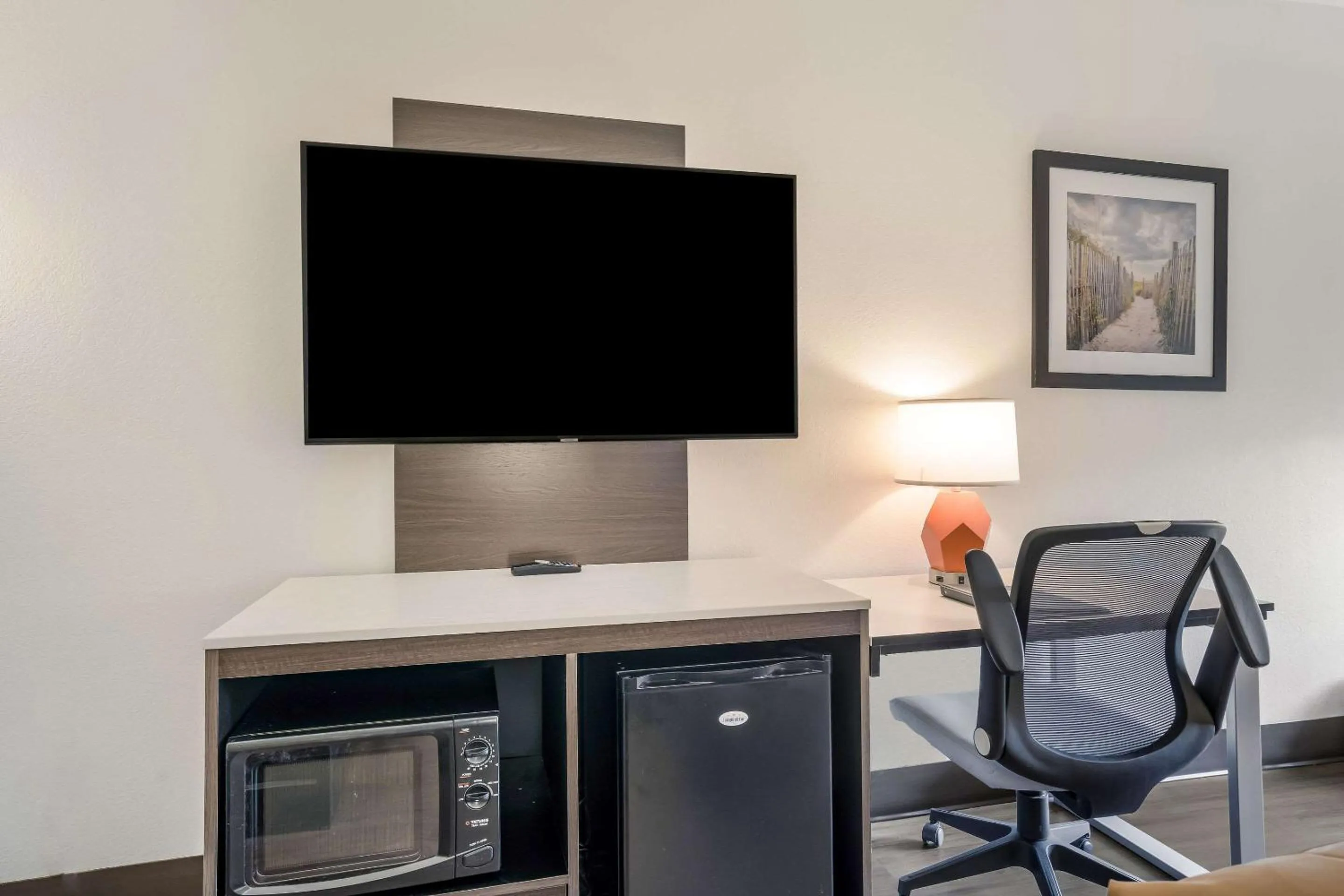 Bedroom in Quality Inn Jacksonville near Camp Lejeune