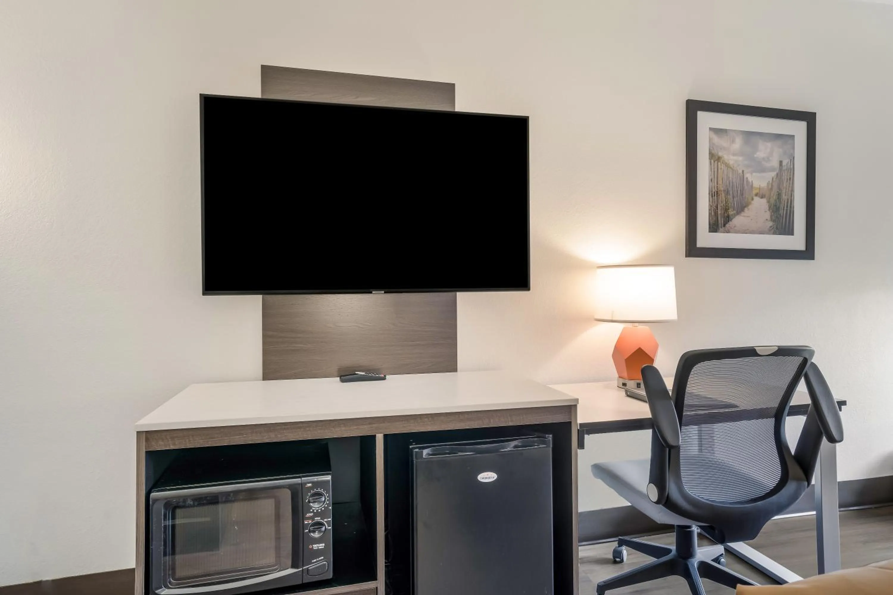 TV and multimedia in Quality Inn Jacksonville near Camp Lejeune