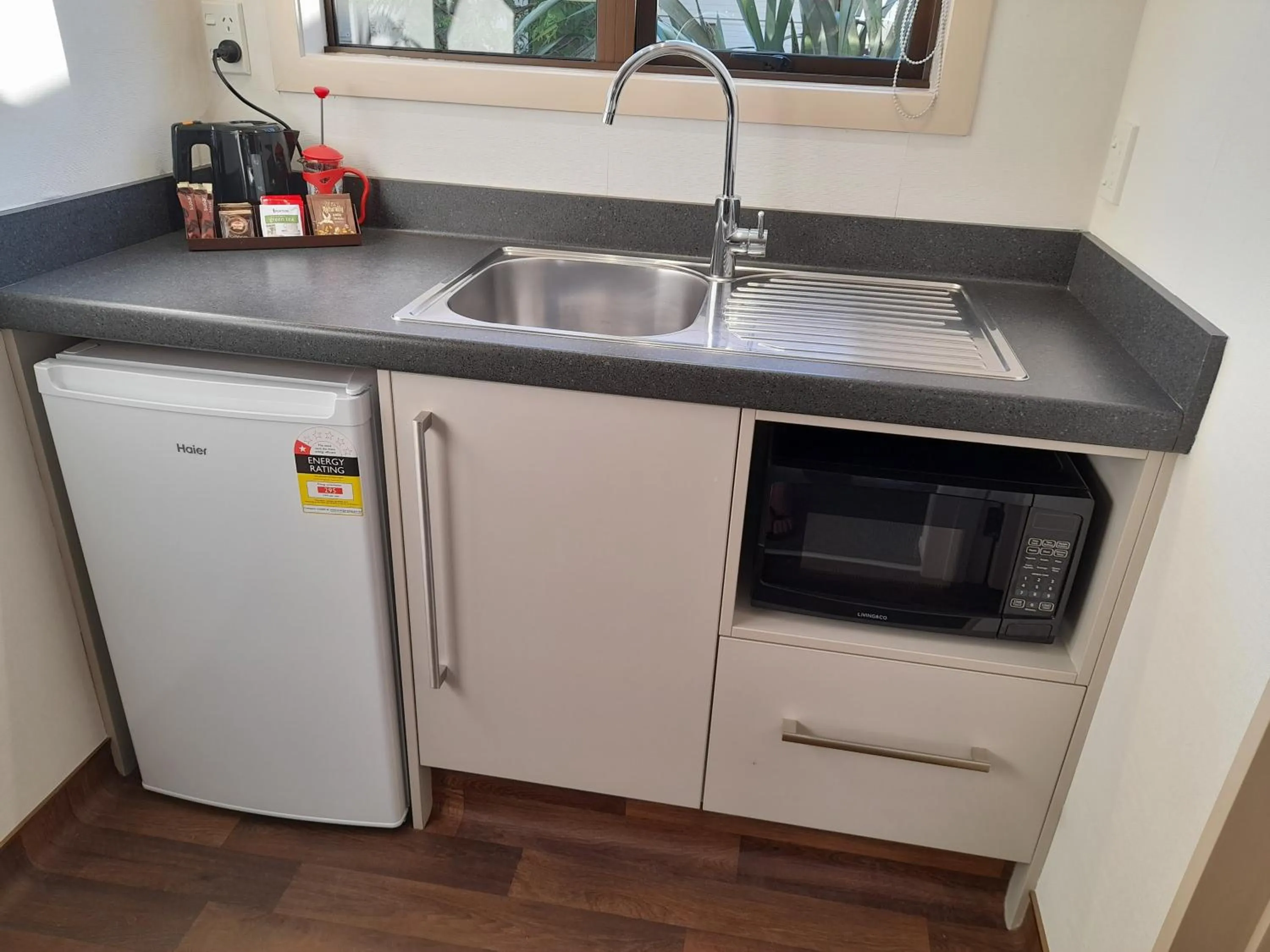 Kitchen or kitchenette in Lake Matheson Motel
