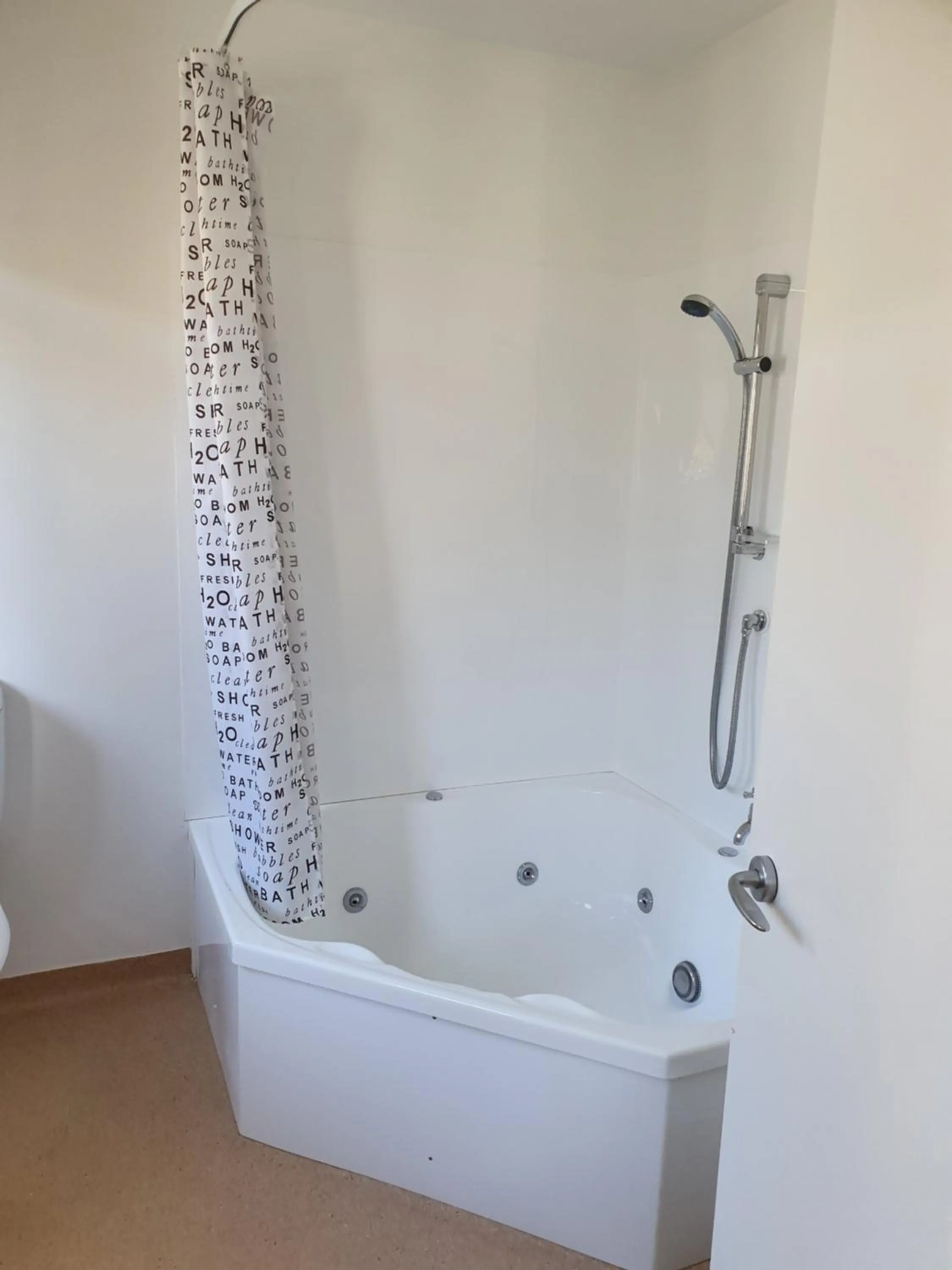 Hot Tub in Lake Matheson Motel