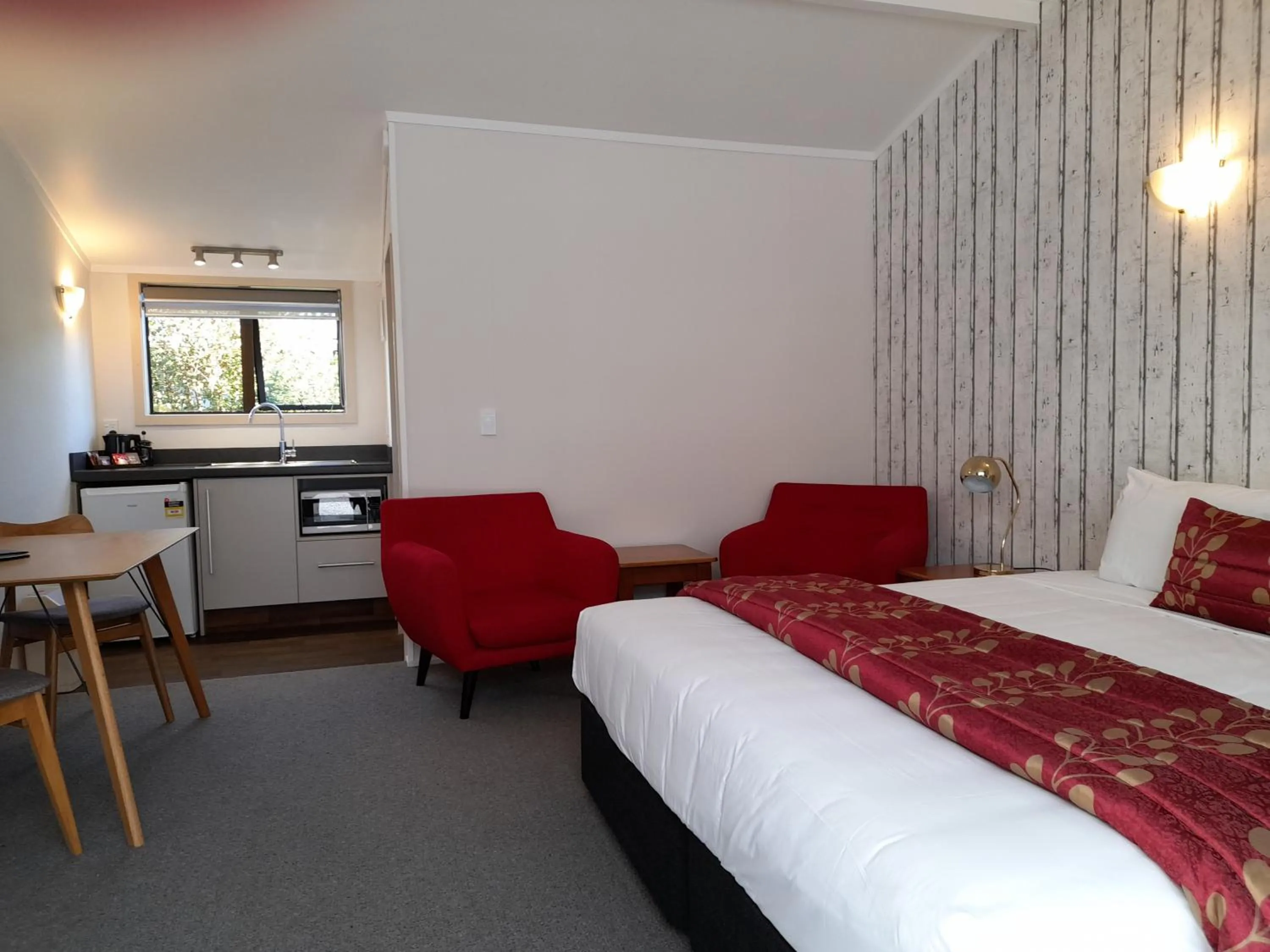 Seating area, Bed in Lake Matheson Motel