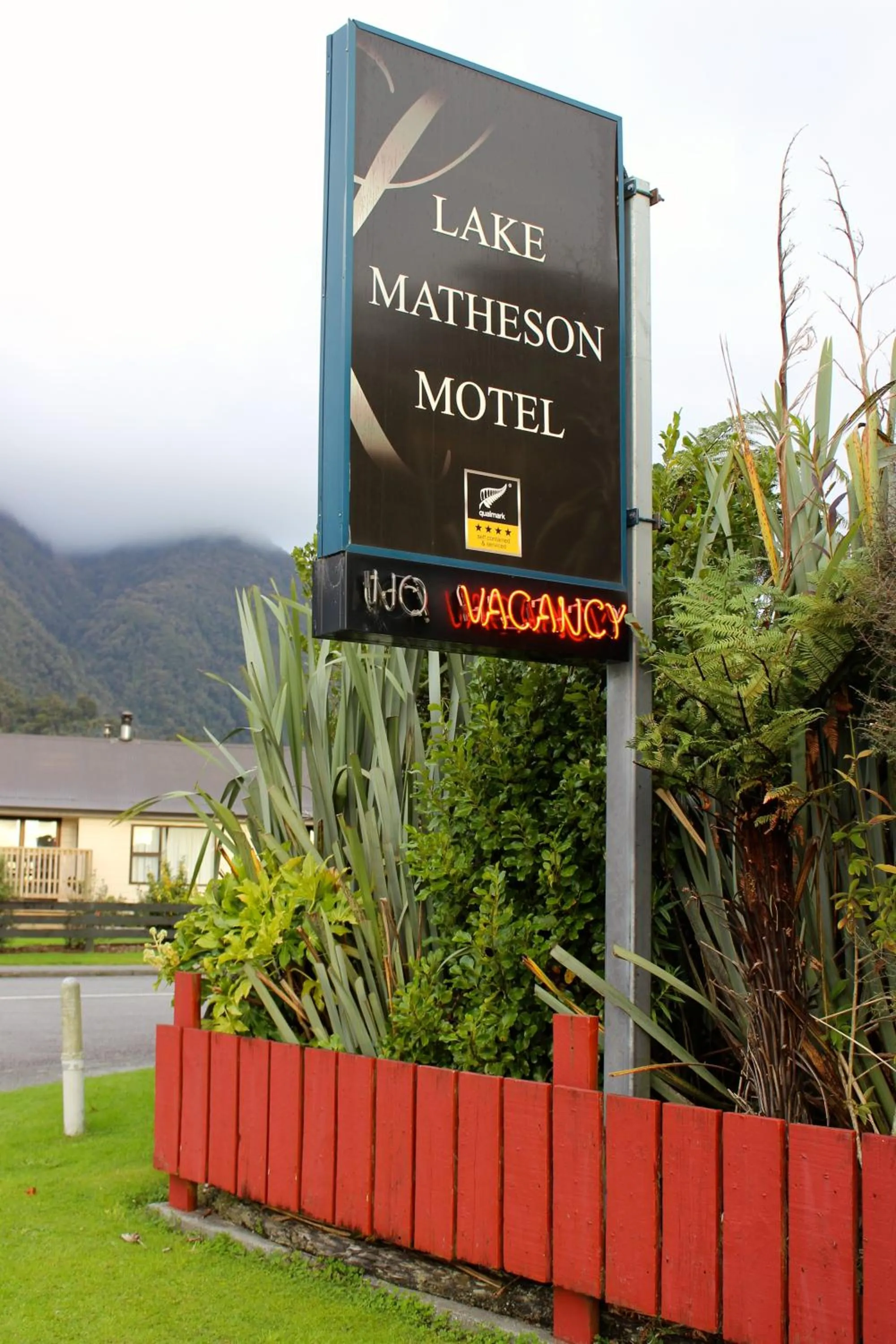 Day in Lake Matheson Motel