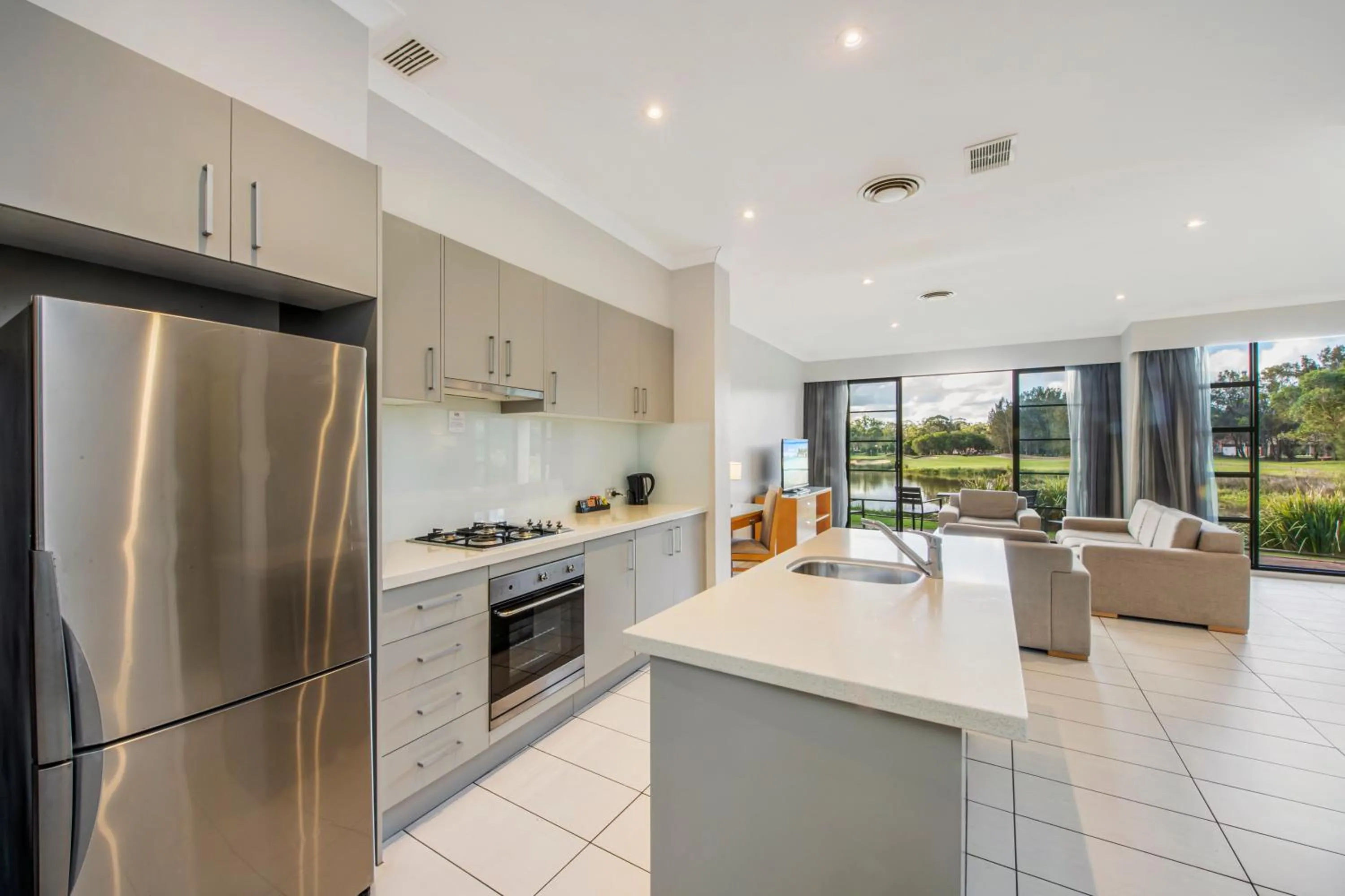 Kitchen or kitchenette in Mercure Kooindah Waters Central Coast