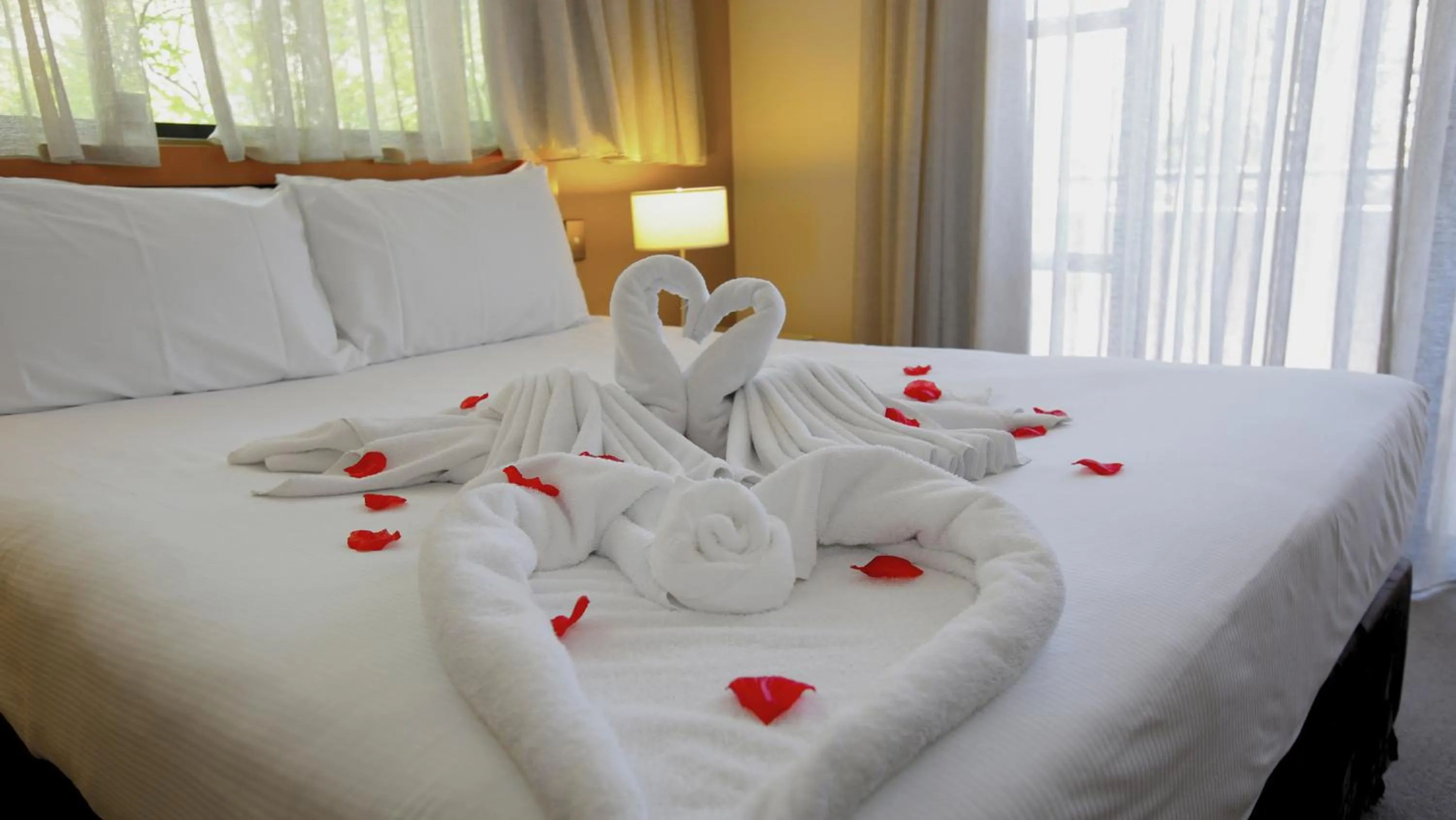 towels, Bed in Mercure Kooindah Waters Central Coast