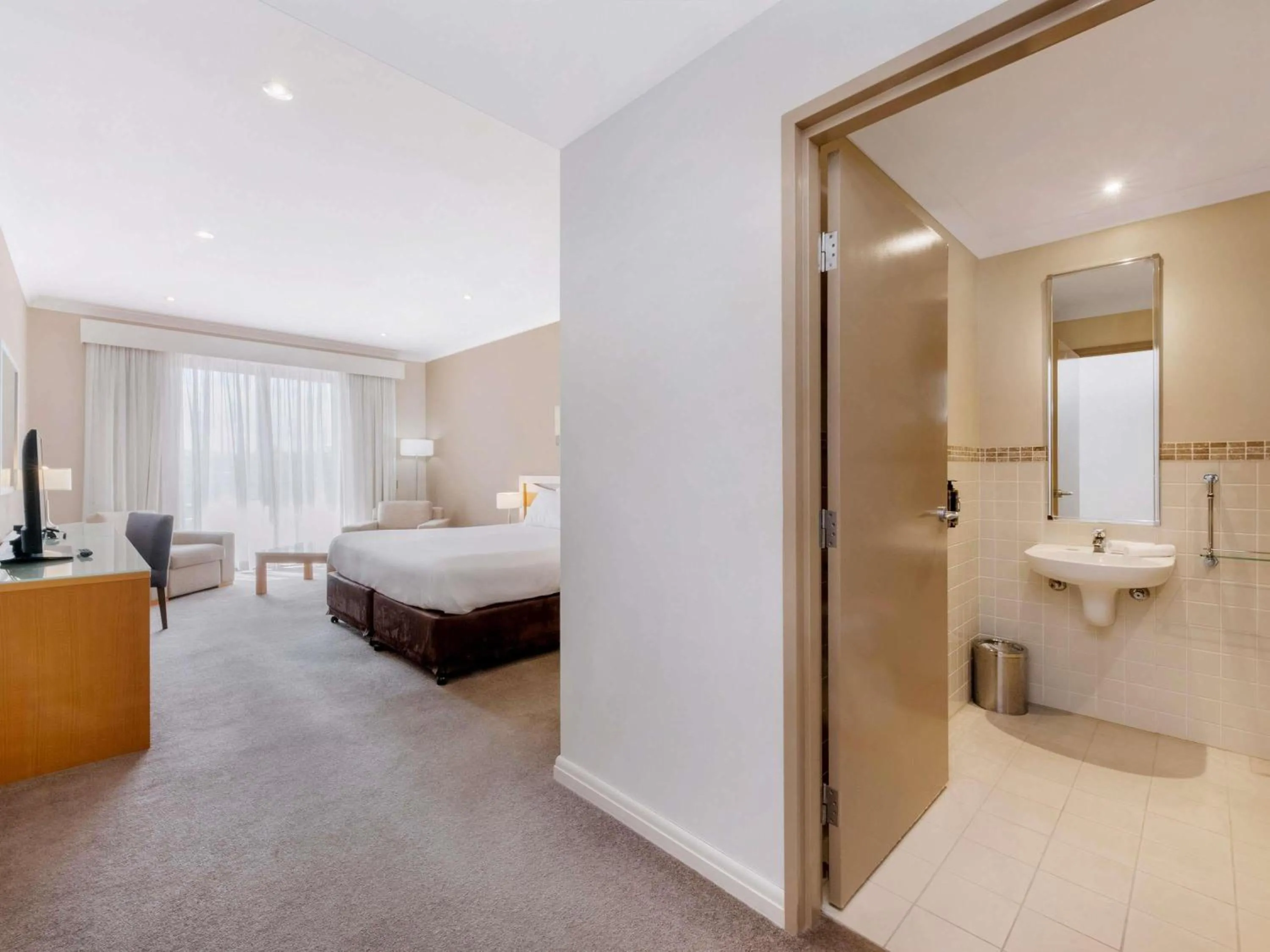 Bedroom, Bed in Mercure Kooindah Waters Central Coast