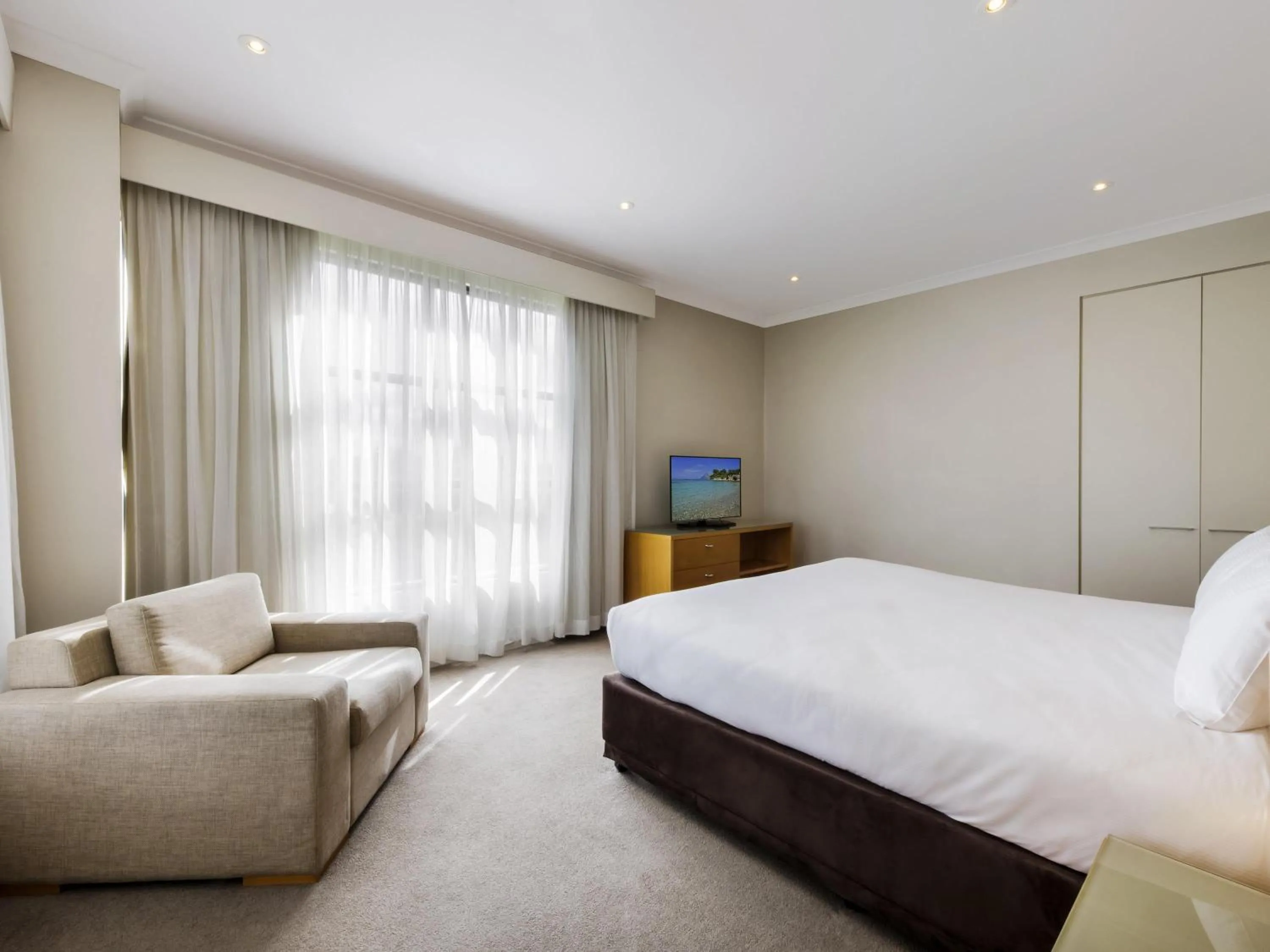 Bedroom, Bed in Mercure Kooindah Waters Central Coast