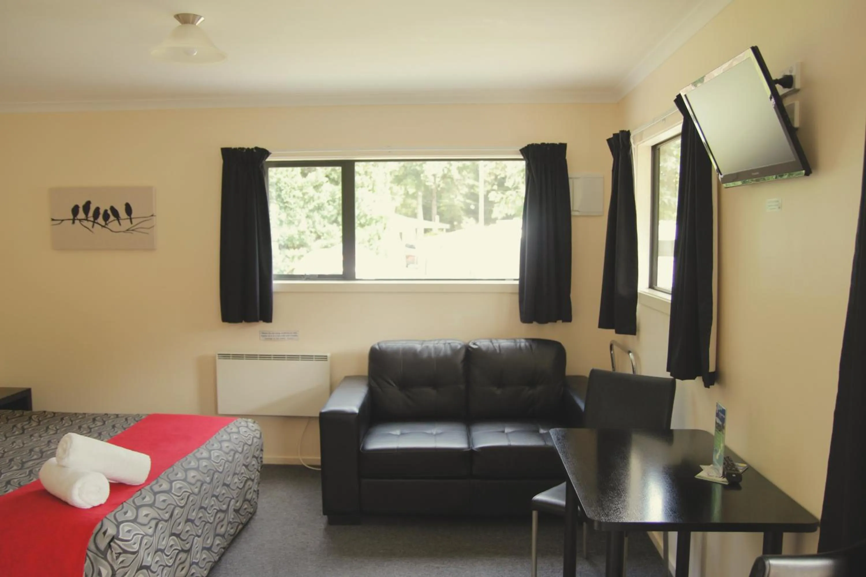 Seating area, Bed in Geraldine TOP 10 Holiday Park