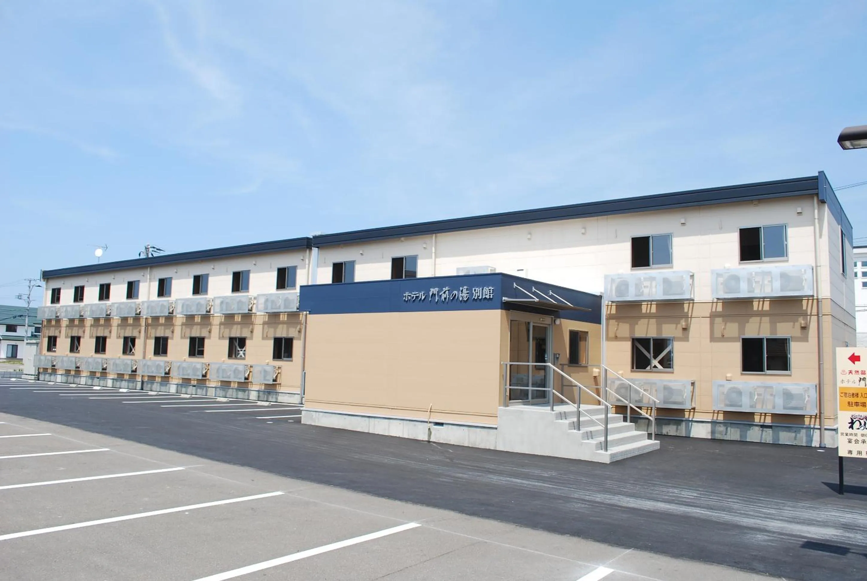 Property building in Hotel Monzennoyu