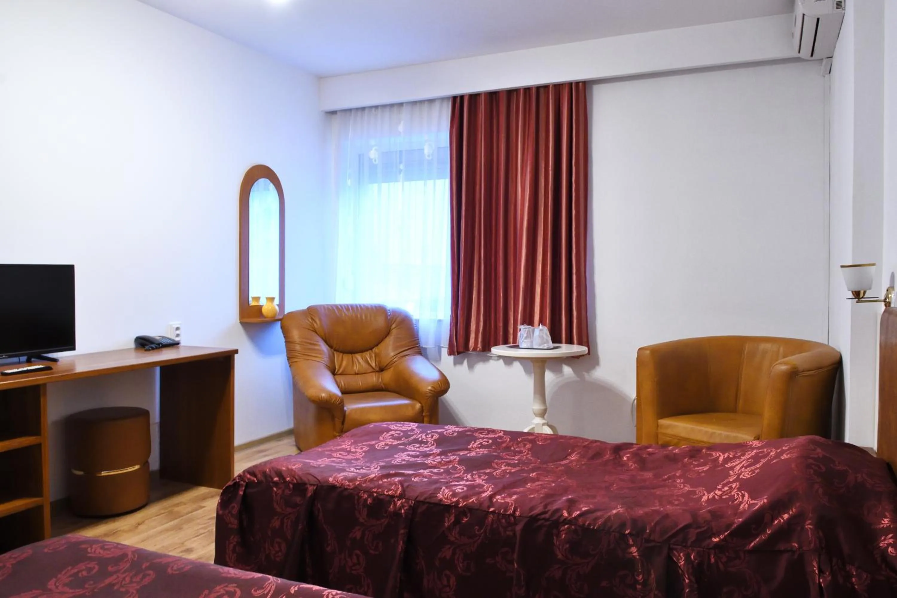 Photo of the whole room, Bed in Hotel Select