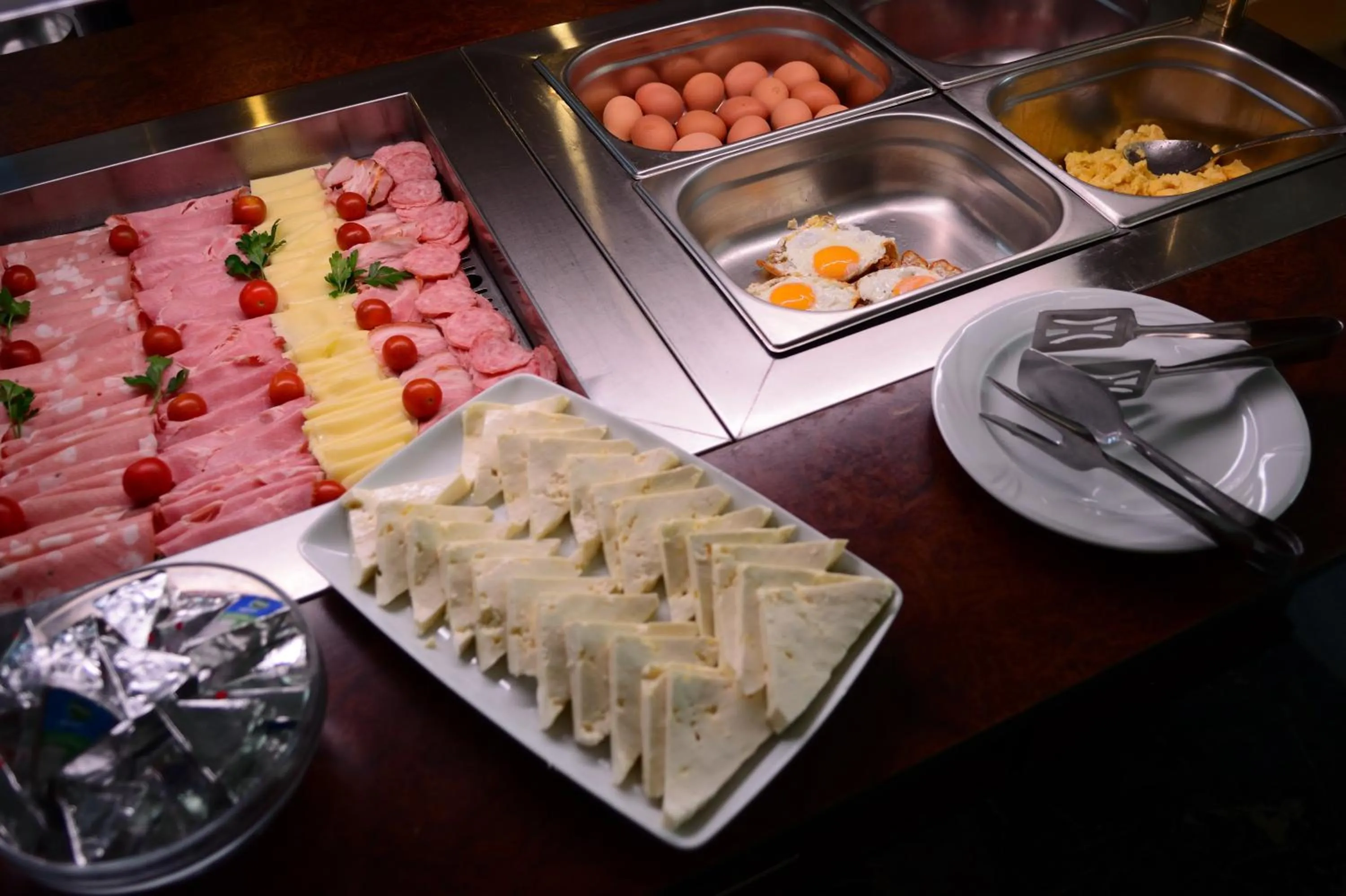 Restaurant/places to eat in Hotel Select