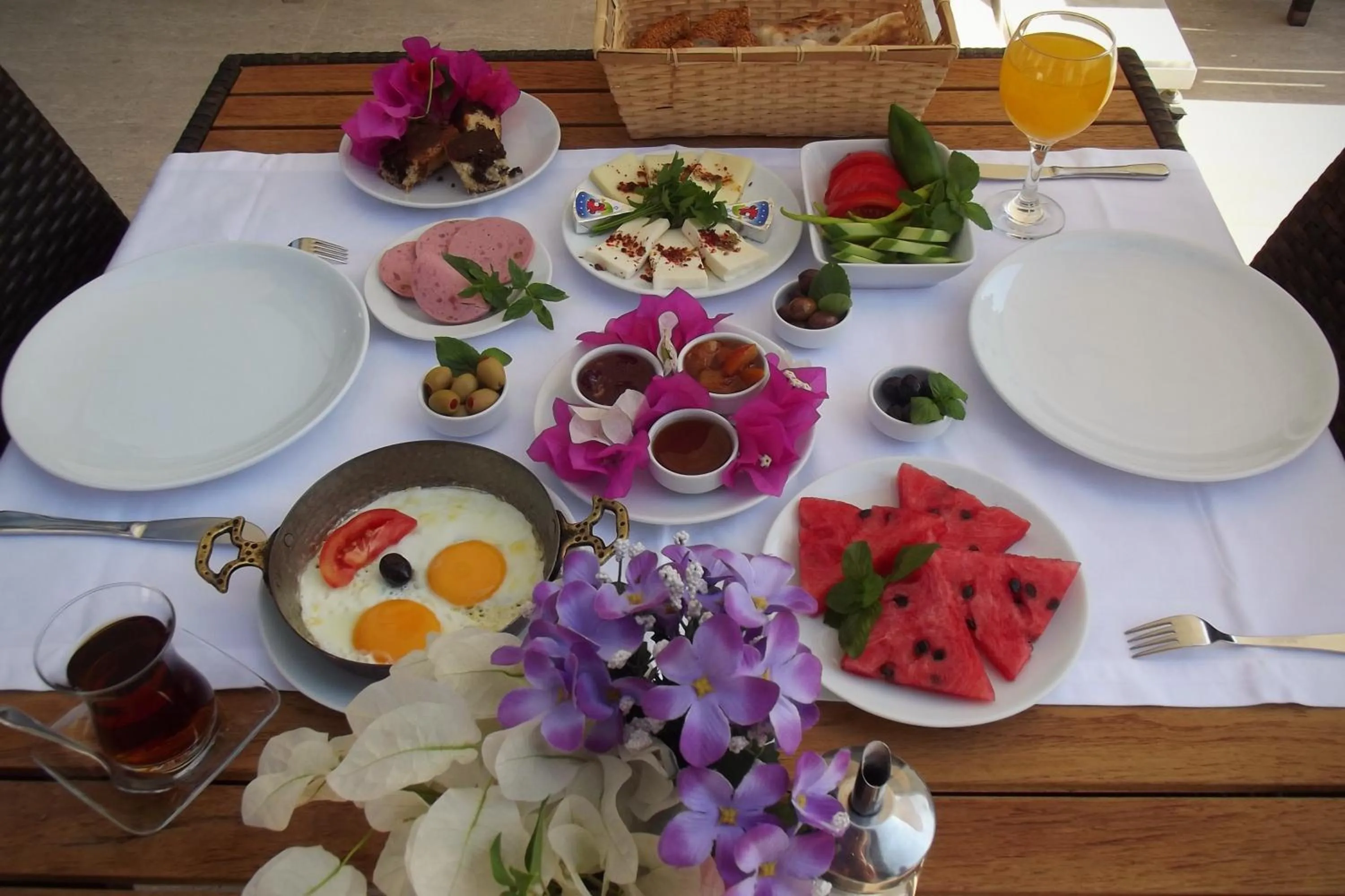 Restaurant/places to eat in Carikci Hotel