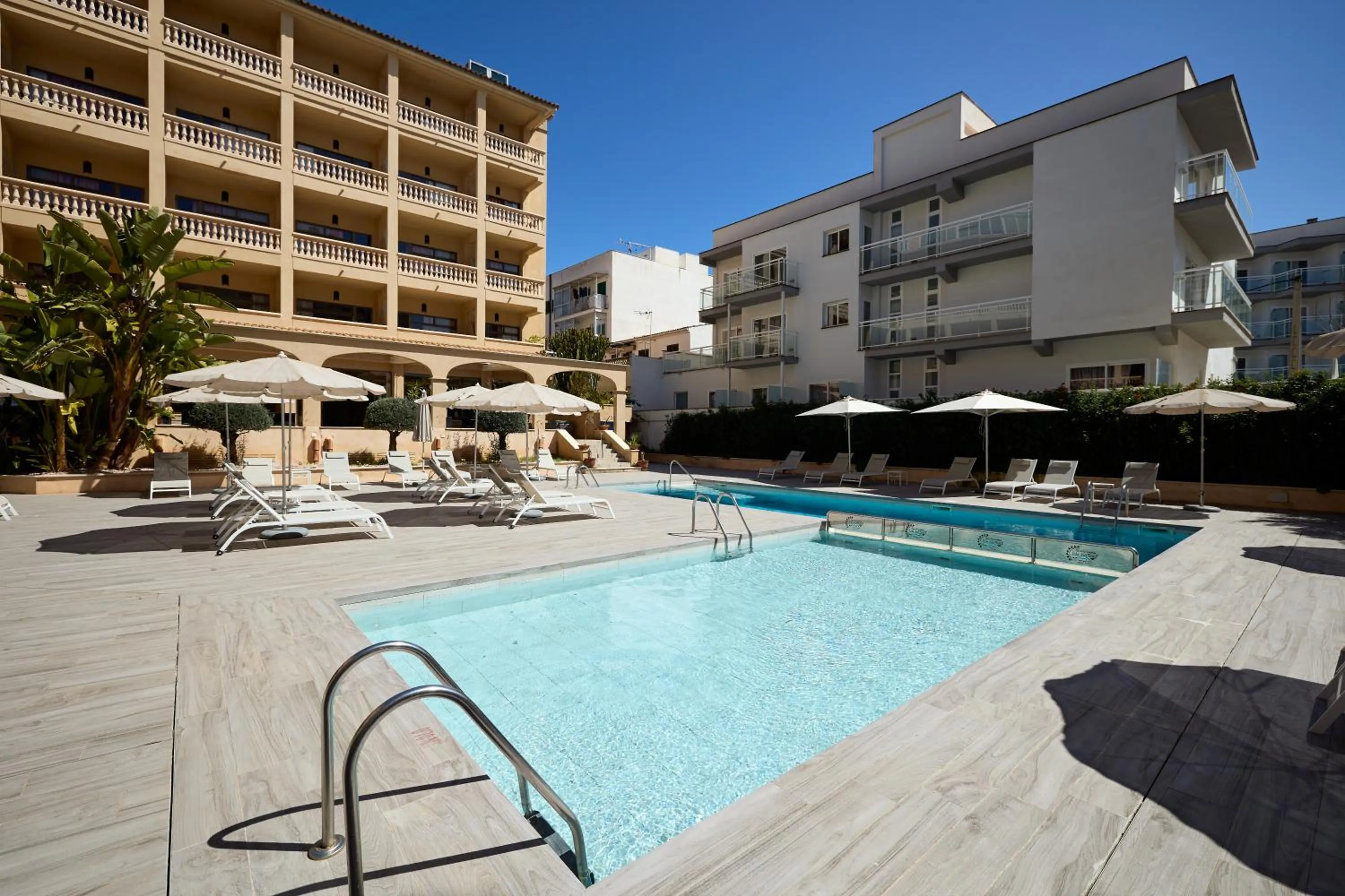 Swimming pool in Apartamentos Isla del Sol