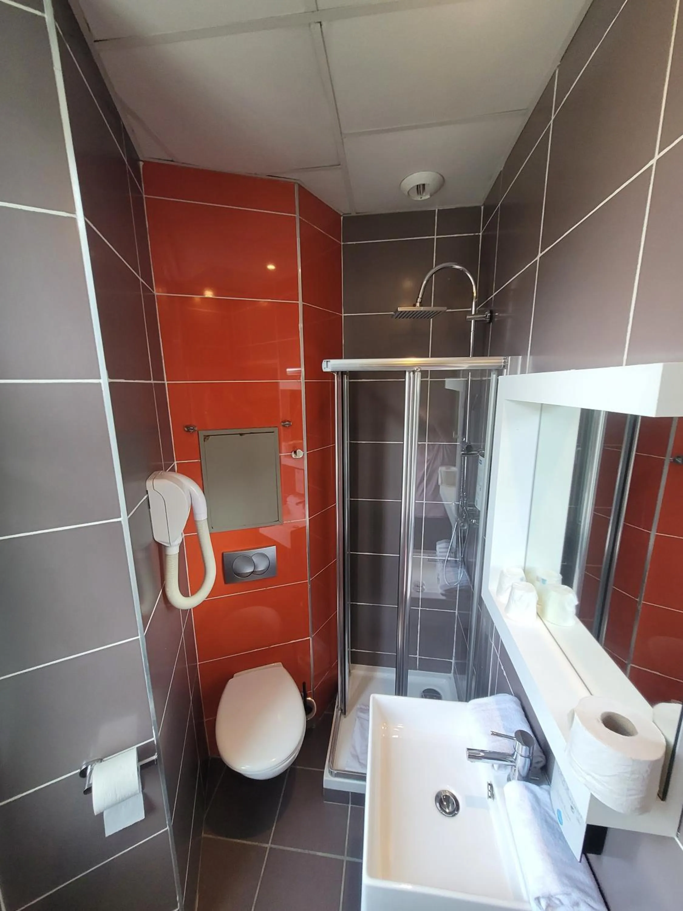 Shower in KYRIAD ORANGE Centre Ville - HOTEL & RESTAURANT & BAR - La Galerie d'Art des Princes - Provence Alpes Côte d'Azur - France - Proche A7-A9 - exit21- Châteauneuf-du-Pape Avignon Bollene Nimes - 24h-24h