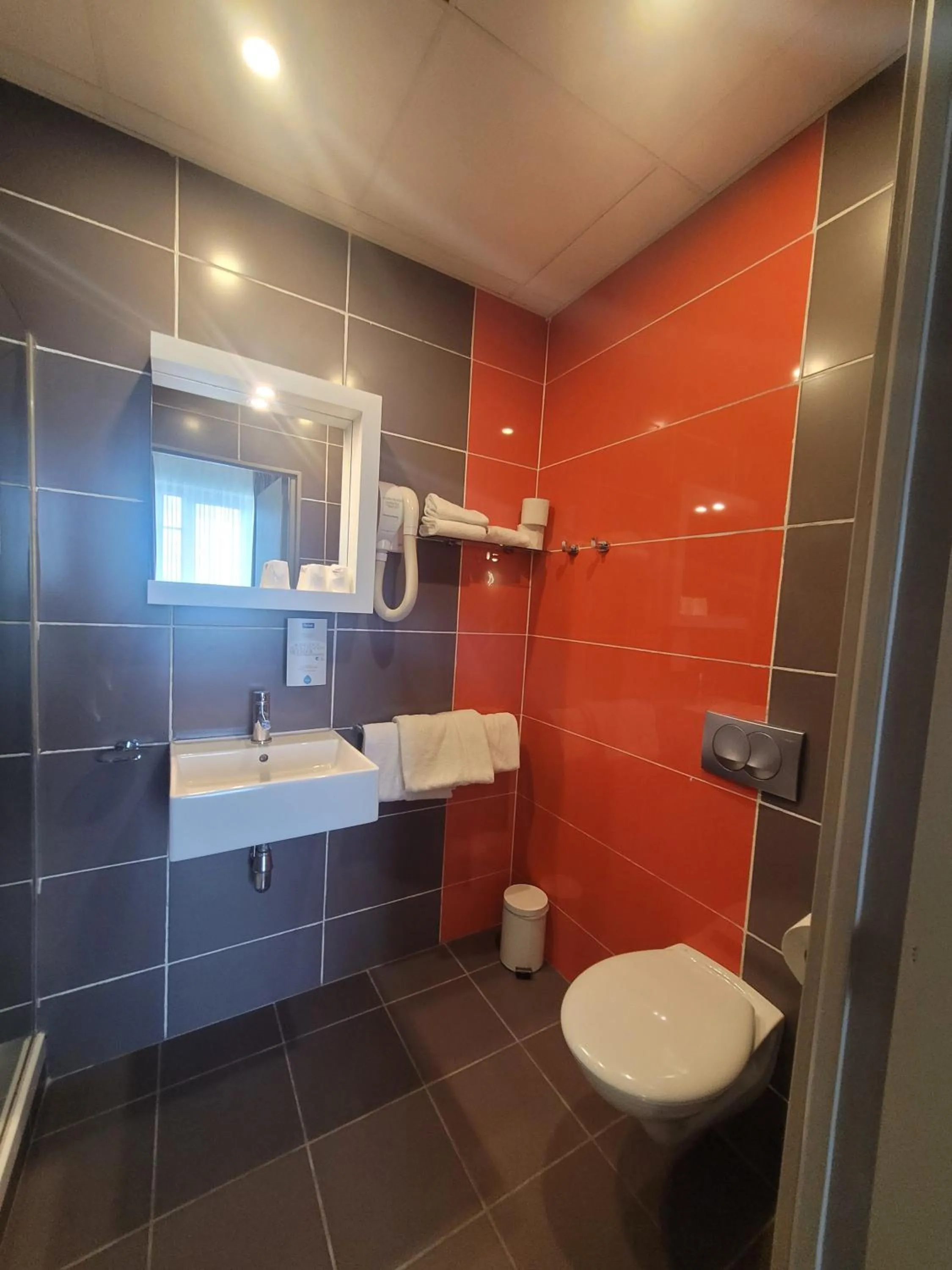 Shower in KYRIAD ORANGE Centre Ville - HOTEL & RESTAURANT & BAR - La Galerie d'Art des Princes - Provence Alpes Côte d'Azur - France - Proche A7-A9 - exit21- Châteauneuf-du-Pape Avignon Bollene Nimes - 24h-24h