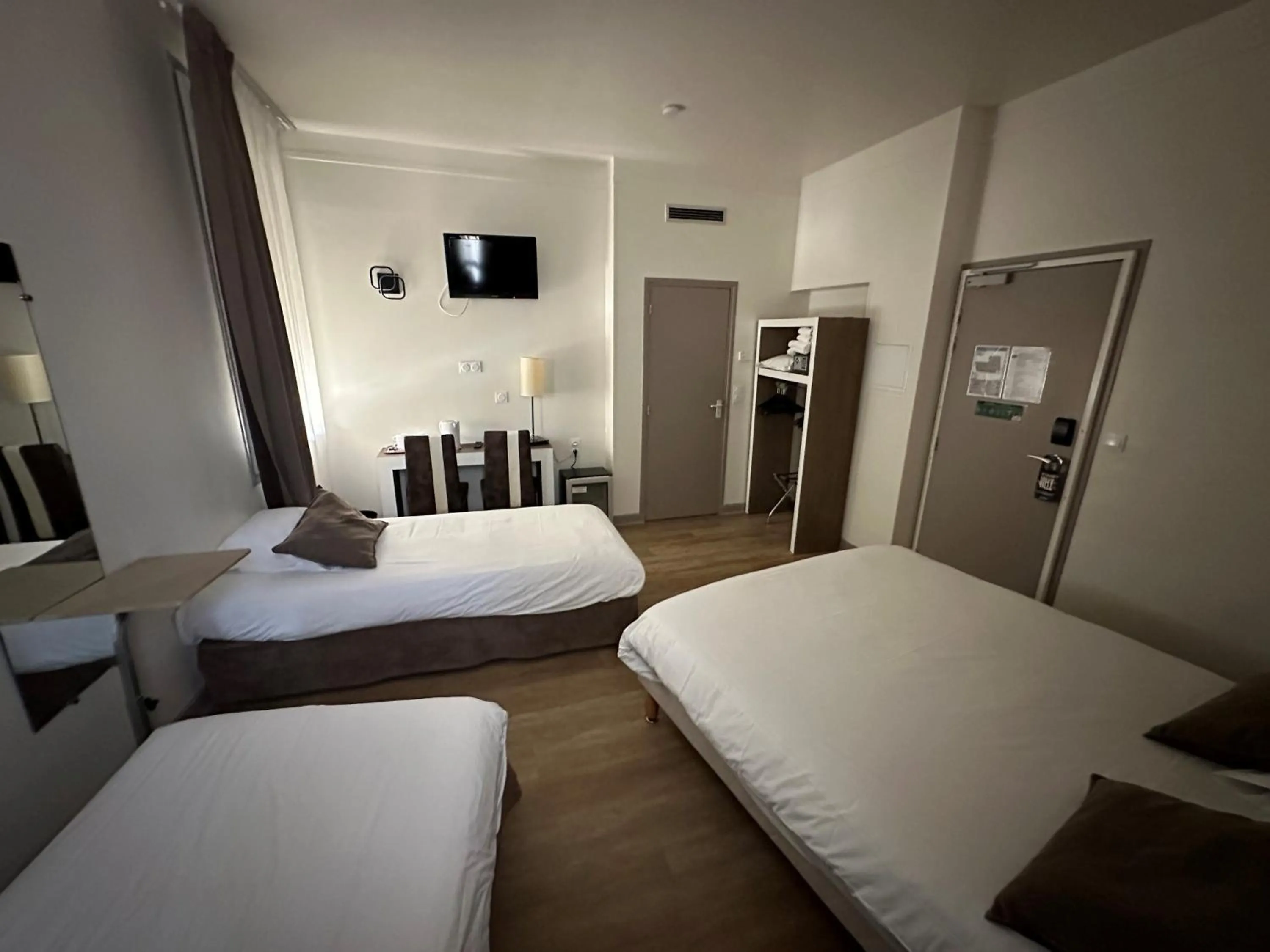 Bed in KYRIAD ORANGE Centre Ville - HOTEL & RESTAURANT & BAR - La Galerie d'Art des Princes - Provence Alpes Côte d'Azur - France - Proche A7-A9 - exit21- Châteauneuf-du-Pape Avignon Bollene Nimes - 24h-24h