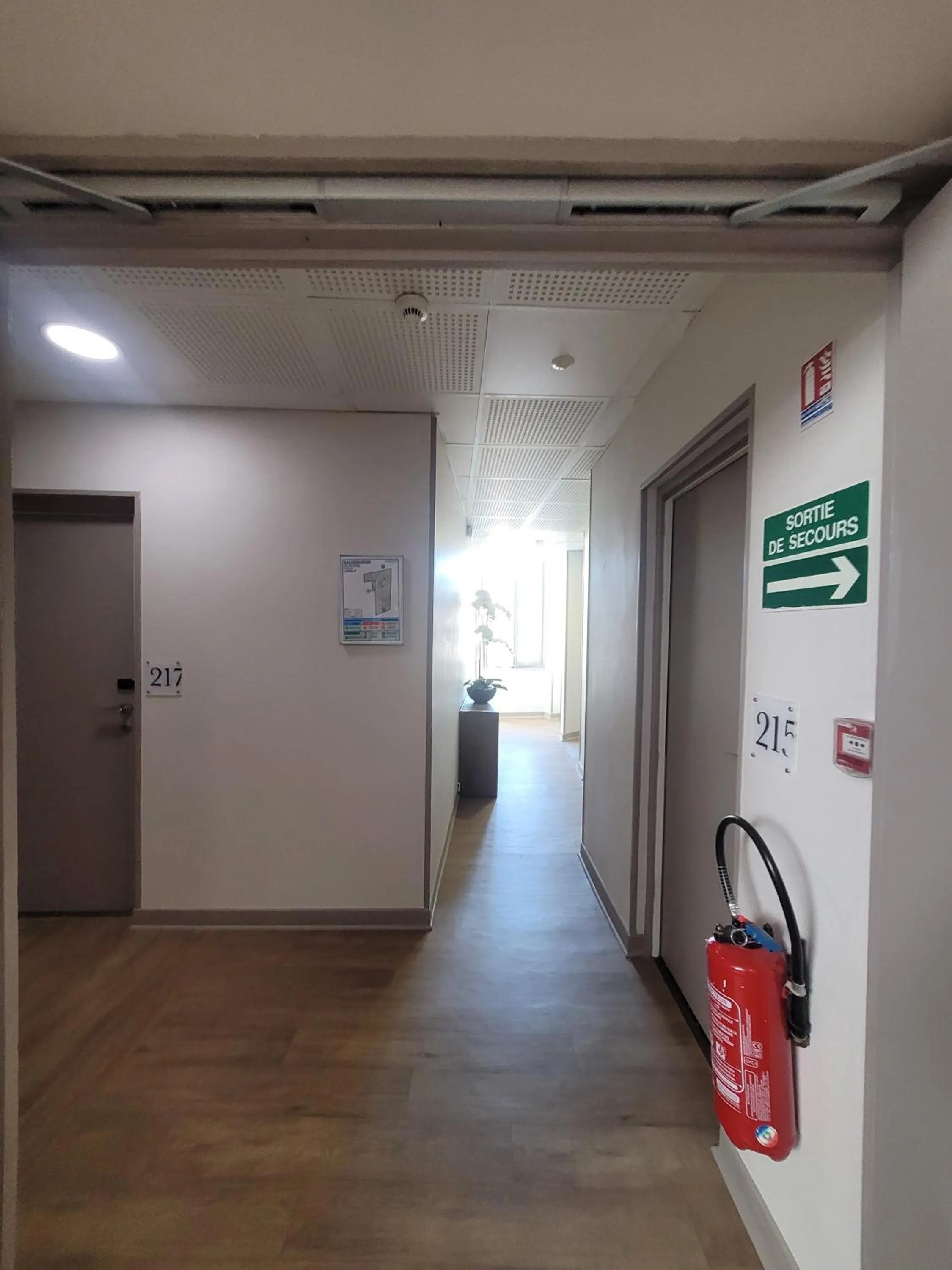 Property building in KYRIAD ORANGE Centre Ville - HOTEL & RESTAURANT & BAR - La Galerie d'Art des Princes - Provence Alpes Côte d'Azur - France - Proche A7-A9 - exit21- Châteauneuf-du-Pape Avignon Bollene Nimes - 24h-24h