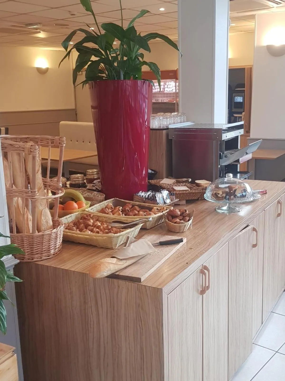 Food and drinks in KYRIAD ORANGE Centre Ville - HOTEL & RESTAURANT & BAR - La Galerie d'Art des Princes - Provence Alpes Côte d'Azur - France - Proche A7-A9 - exit21- Châteauneuf-du-Pape Avignon Bollene Nimes - 24h-24h