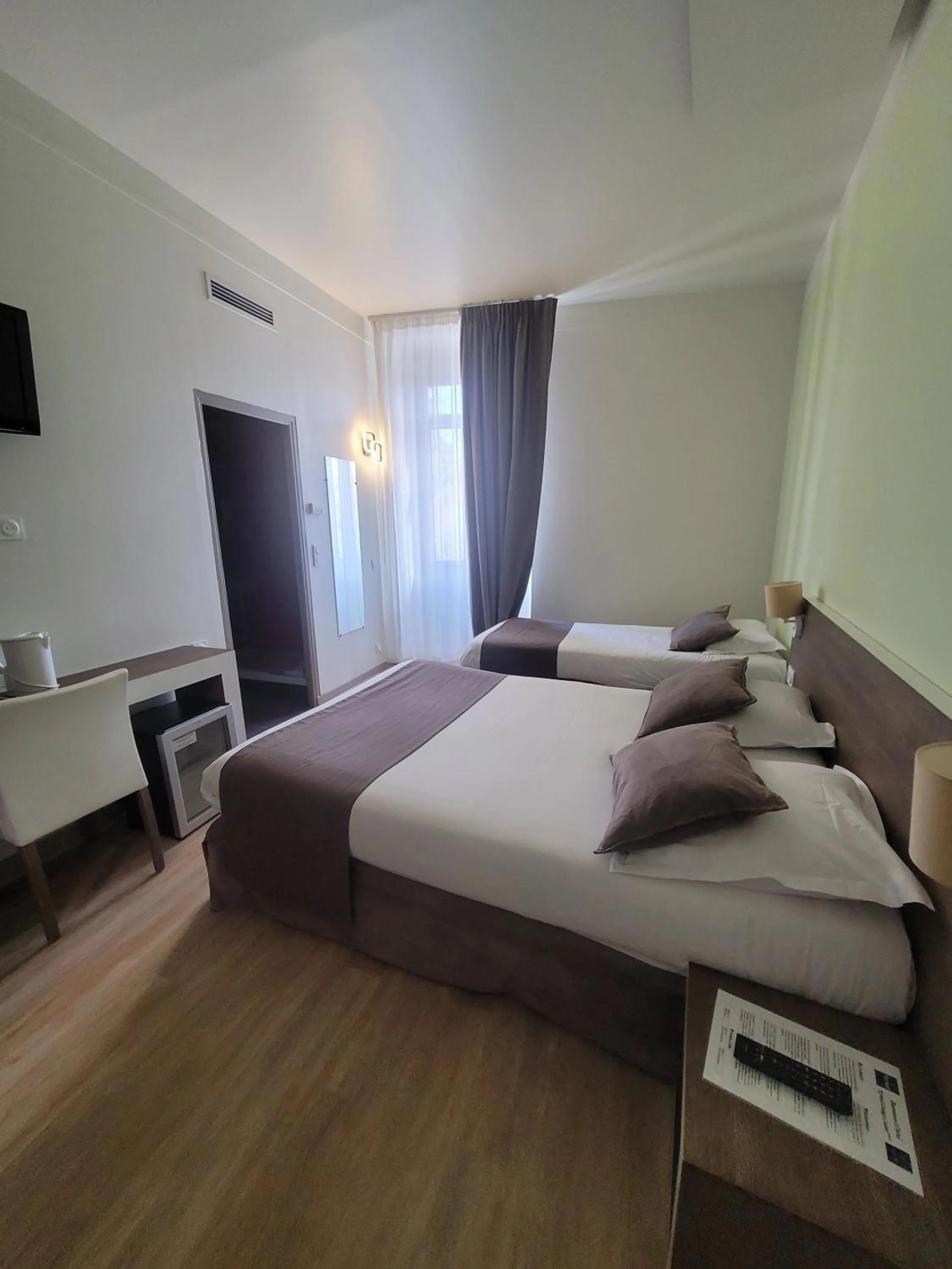 Bed in KYRIAD ORANGE Centre Ville - HOTEL & RESTAURANT & BAR - La Galerie d'Art des Princes - Provence Alpes Côte d'Azur - France - Proche A7-A9 - exit21- Châteauneuf-du-Pape Avignon Bollene Nimes - 24h-24h