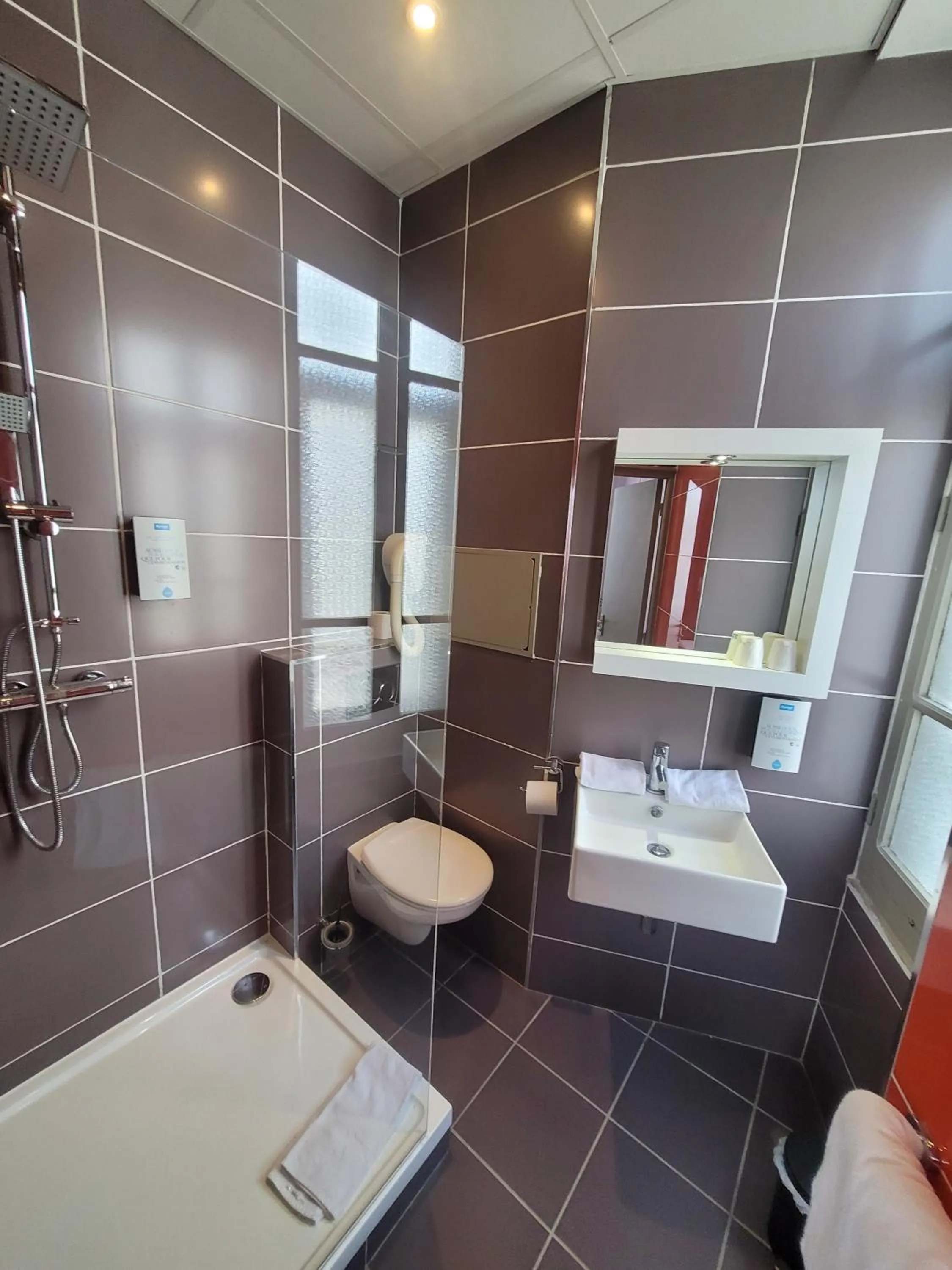 Shower in KYRIAD ORANGE Centre Ville - HOTEL & RESTAURANT & BAR - La Galerie d'Art des Princes - Provence Alpes Côte d'Azur - France - Proche A7-A9 - exit21- Châteauneuf-du-Pape Avignon Bollene Nimes - 24h-24h