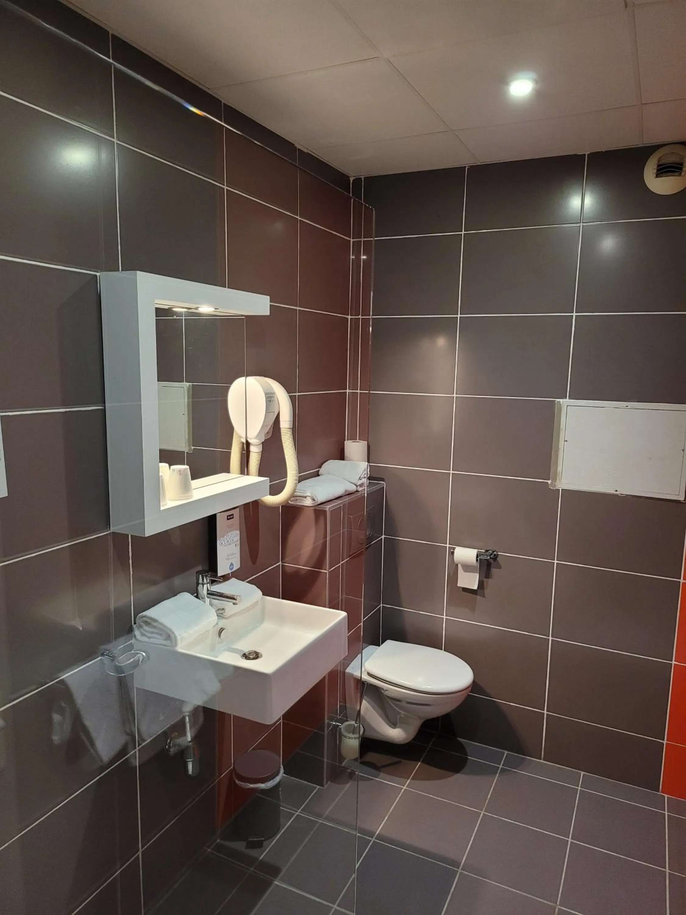 Shower in KYRIAD ORANGE Centre Ville - HOTEL & RESTAURANT & BAR - La Galerie d'Art des Princes - Provence Alpes Côte d'Azur - France - Proche A7-A9 - exit21- Châteauneuf-du-Pape Avignon Bollene Nimes - 24h-24h