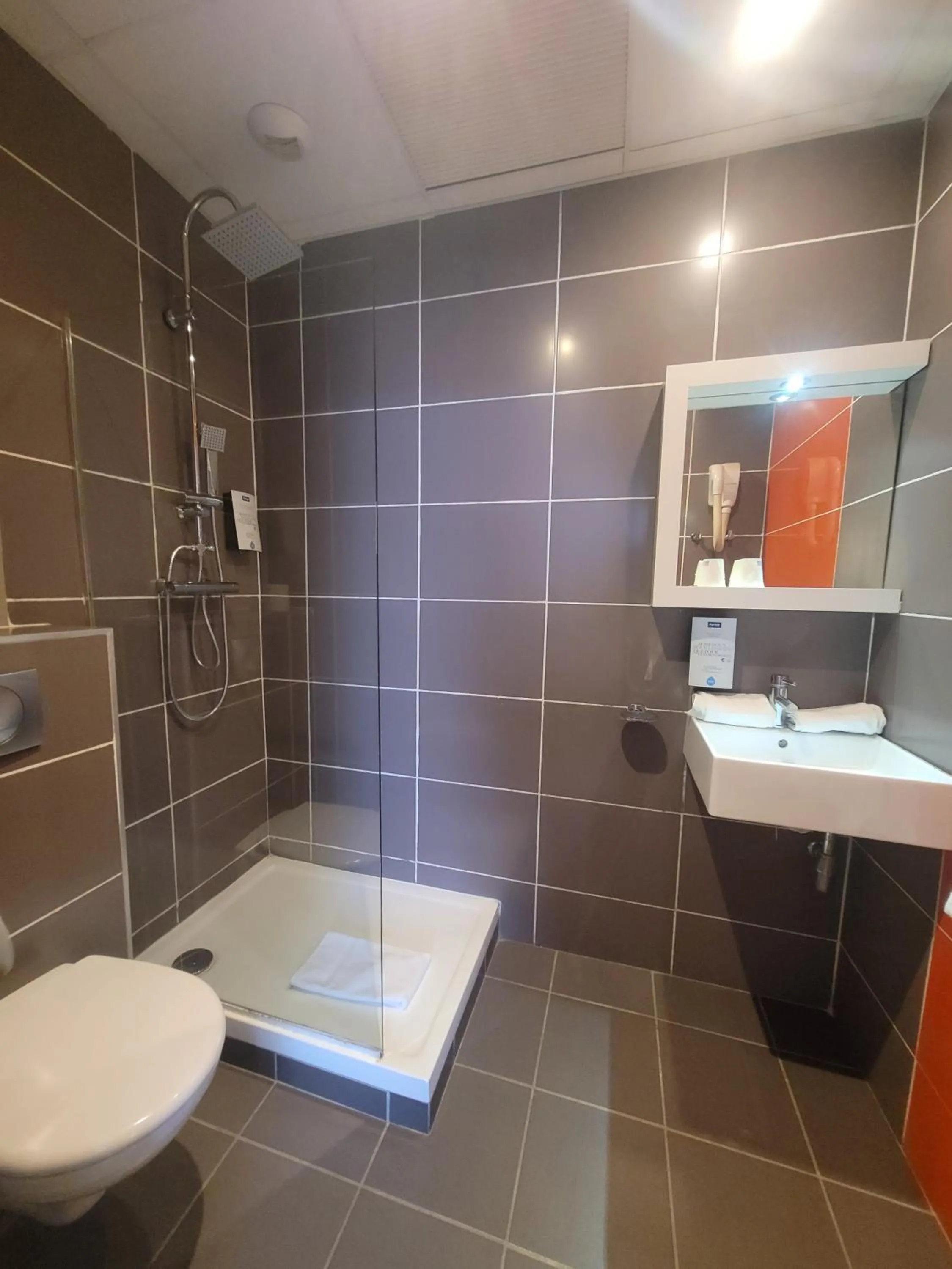 Shower in KYRIAD ORANGE Centre Ville - HOTEL & RESTAURANT & BAR - La Galerie d'Art des Princes - Provence Alpes Côte d'Azur - France - Proche A7-A9 - exit21- Châteauneuf-du-Pape Avignon Bollene Nimes - 24h-24h