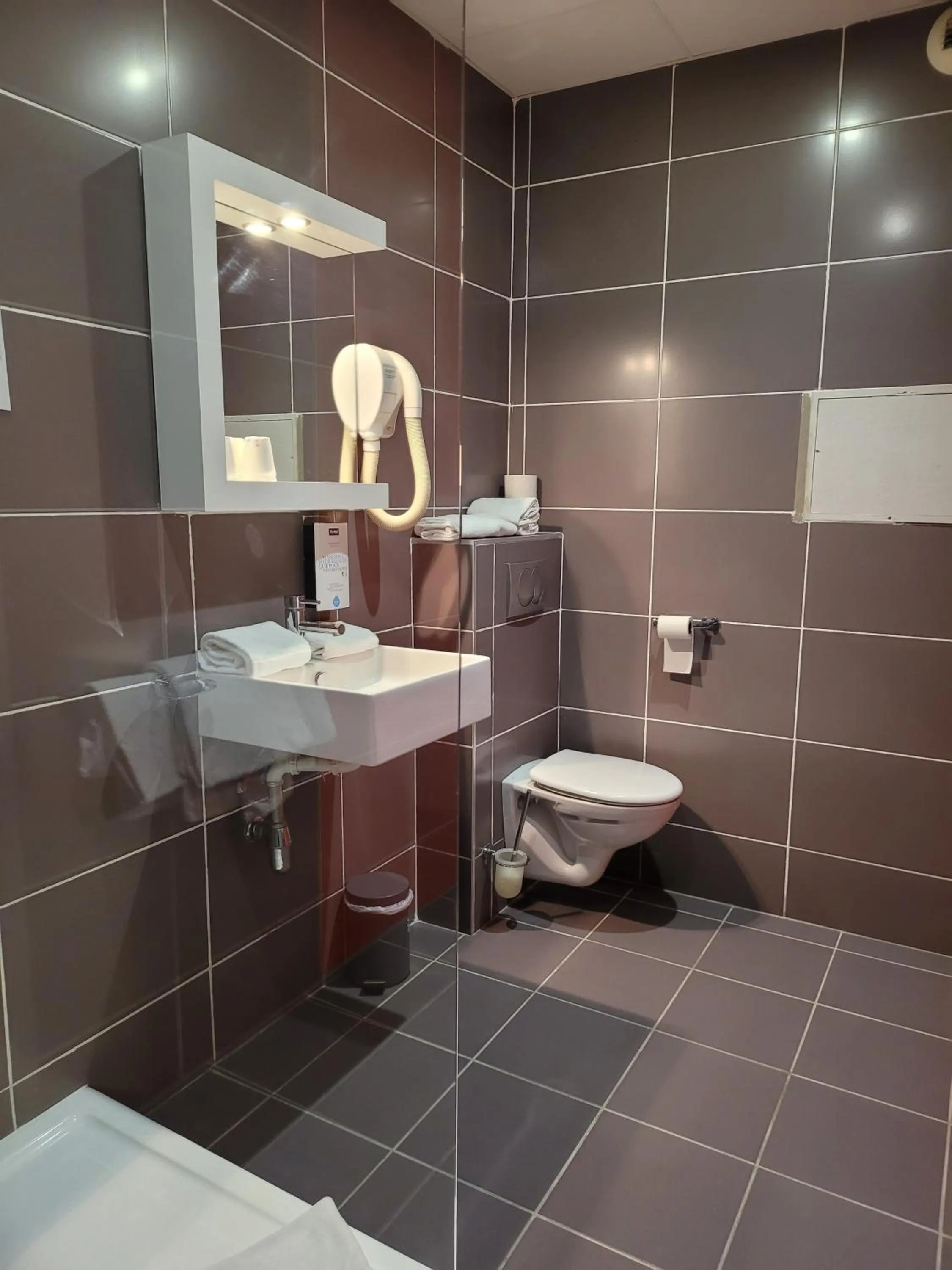 Shower in KYRIAD ORANGE Centre Ville - HOTEL & RESTAURANT & BAR - La Galerie d'Art des Princes - Provence Alpes Côte d'Azur - France - Proche A7-A9 - exit21- Châteauneuf-du-Pape Avignon Bollene Nimes - 24h-24h