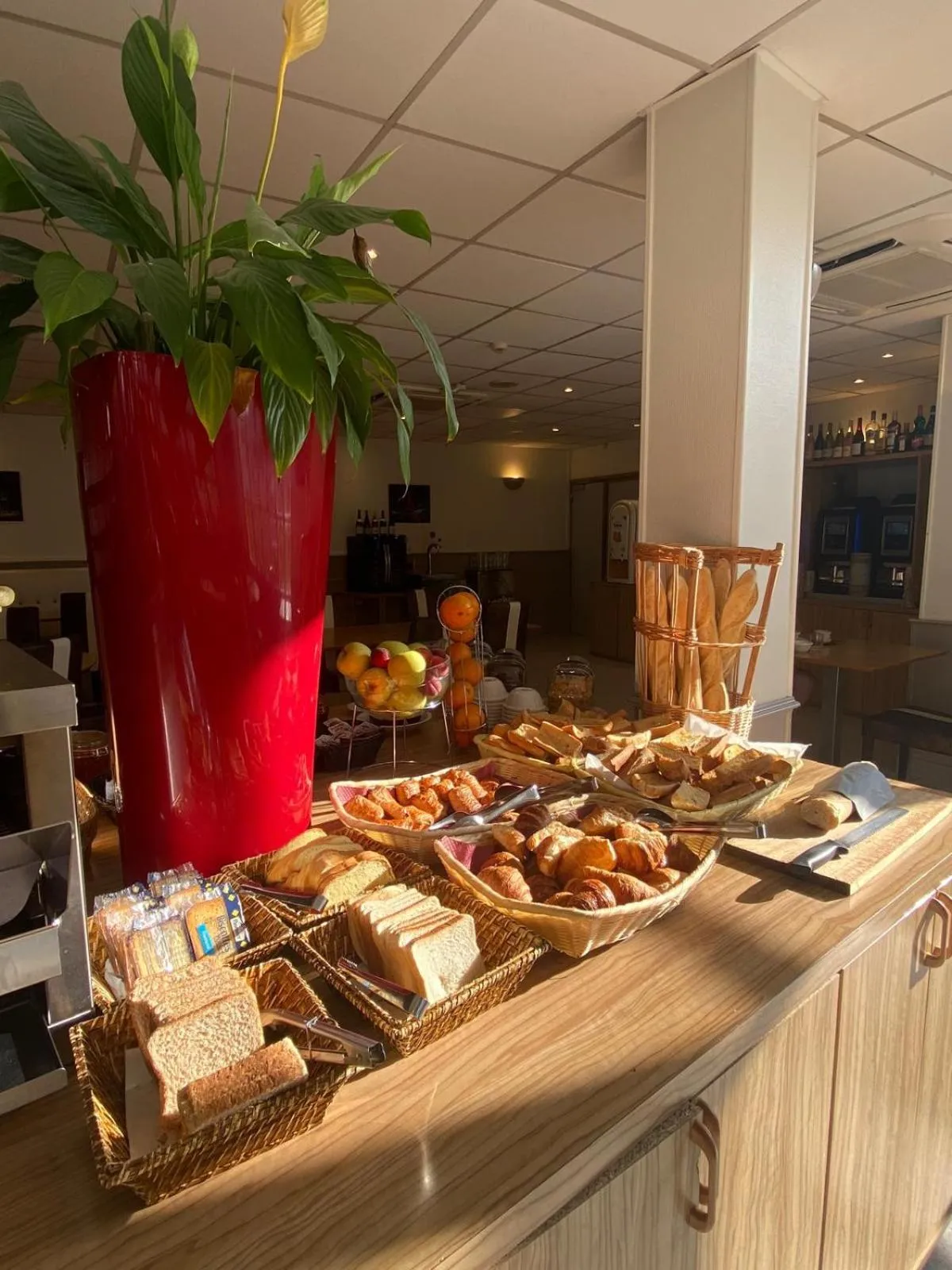 Breakfast in KYRIAD ORANGE Centre Ville - HOTEL & RESTAURANT & BAR - La Galerie d'Art des Princes - Provence Alpes Côte d'Azur - France - Proche A7-A9 - exit21- Châteauneuf-du-Pape Avignon Bollene Nimes - 24h-24h