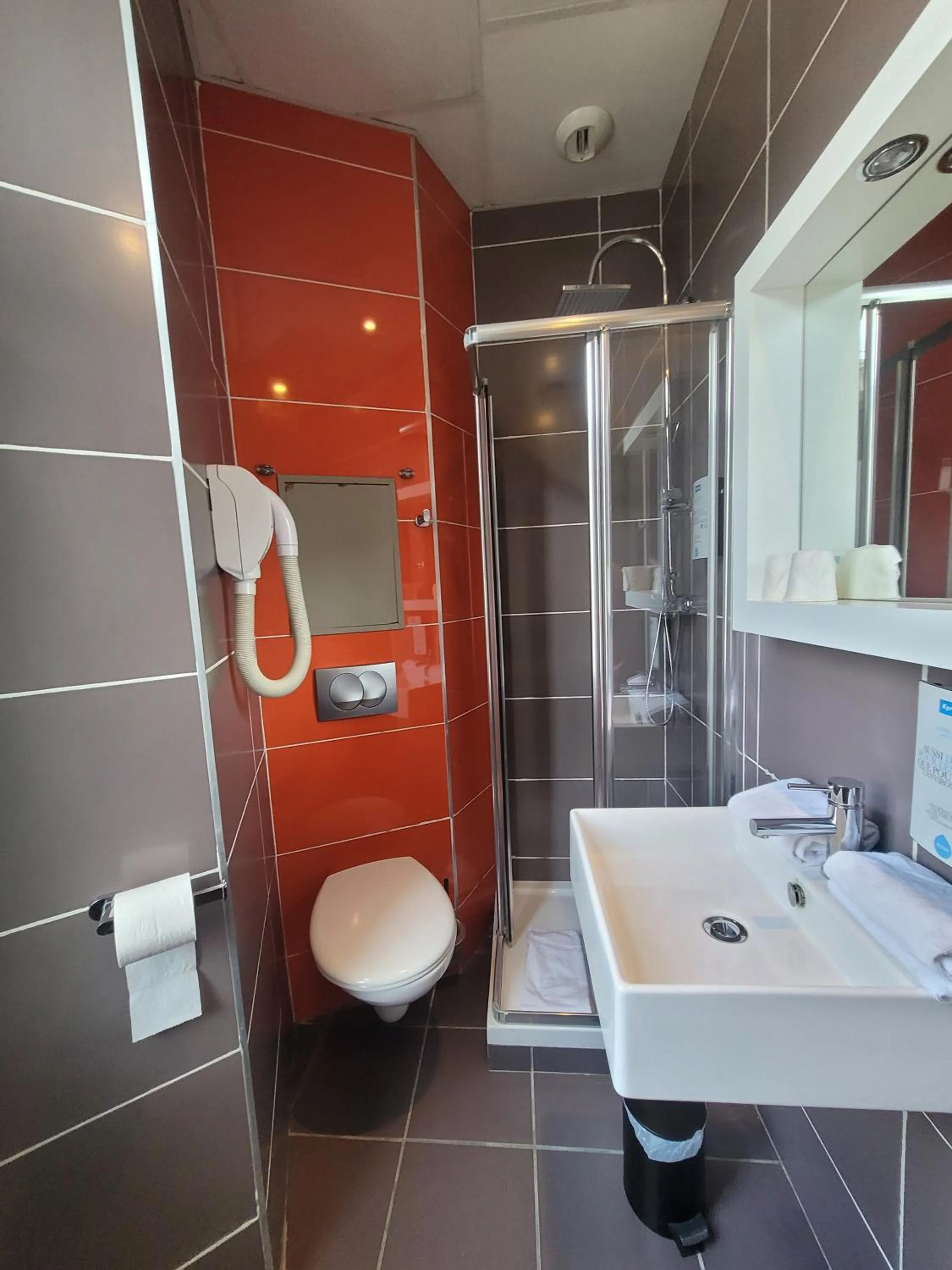 Shower in KYRIAD ORANGE Centre Ville - HOTEL & RESTAURANT & BAR - La Galerie d'Art des Princes - Provence Alpes Côte d'Azur - France - Proche A7-A9 - exit21- Châteauneuf-du-Pape Avignon Bollene Nimes - 24h-24h